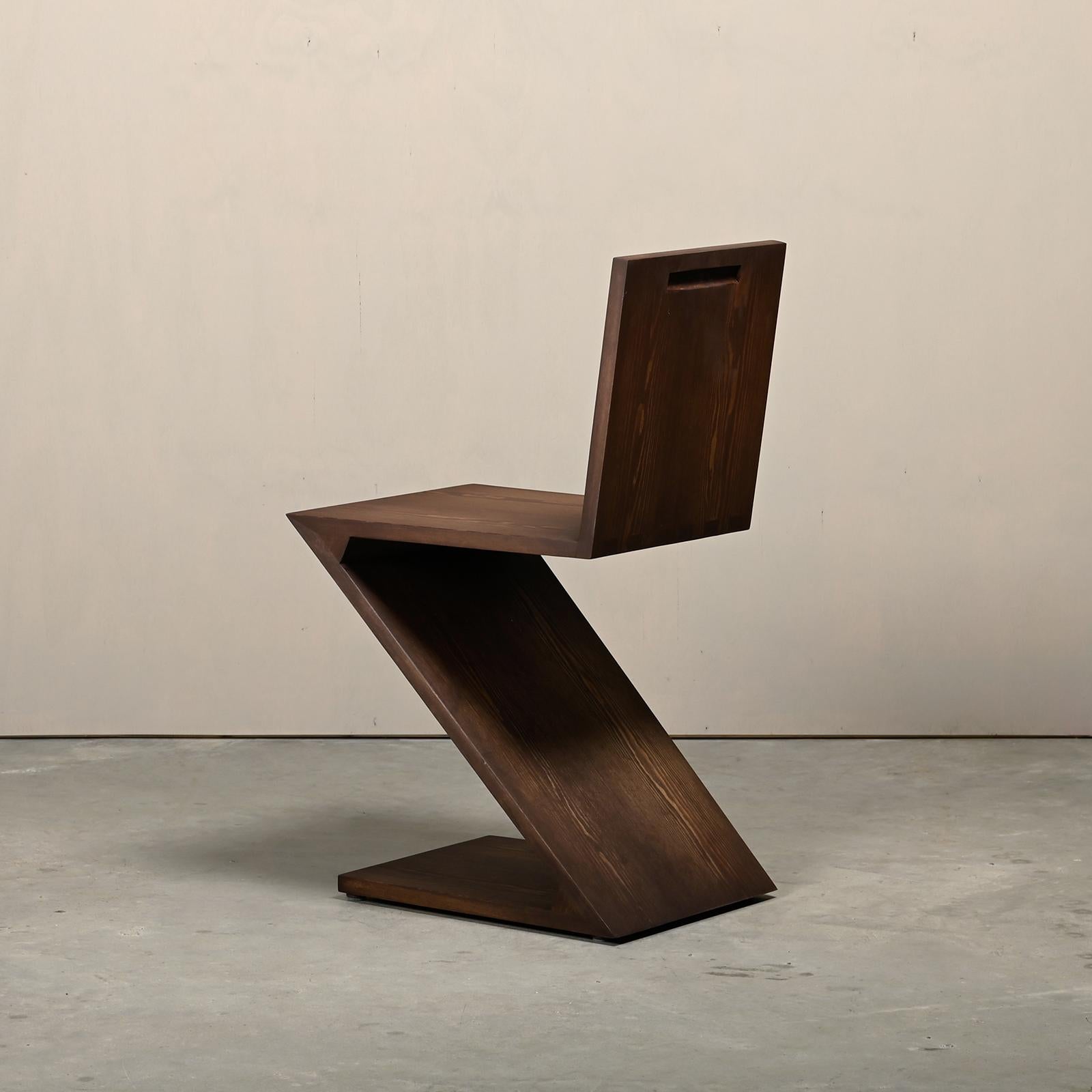 Gerrit Rietveld Stil Zig Zag Stuhl ist dunkelbraun gebeizt Holz 1