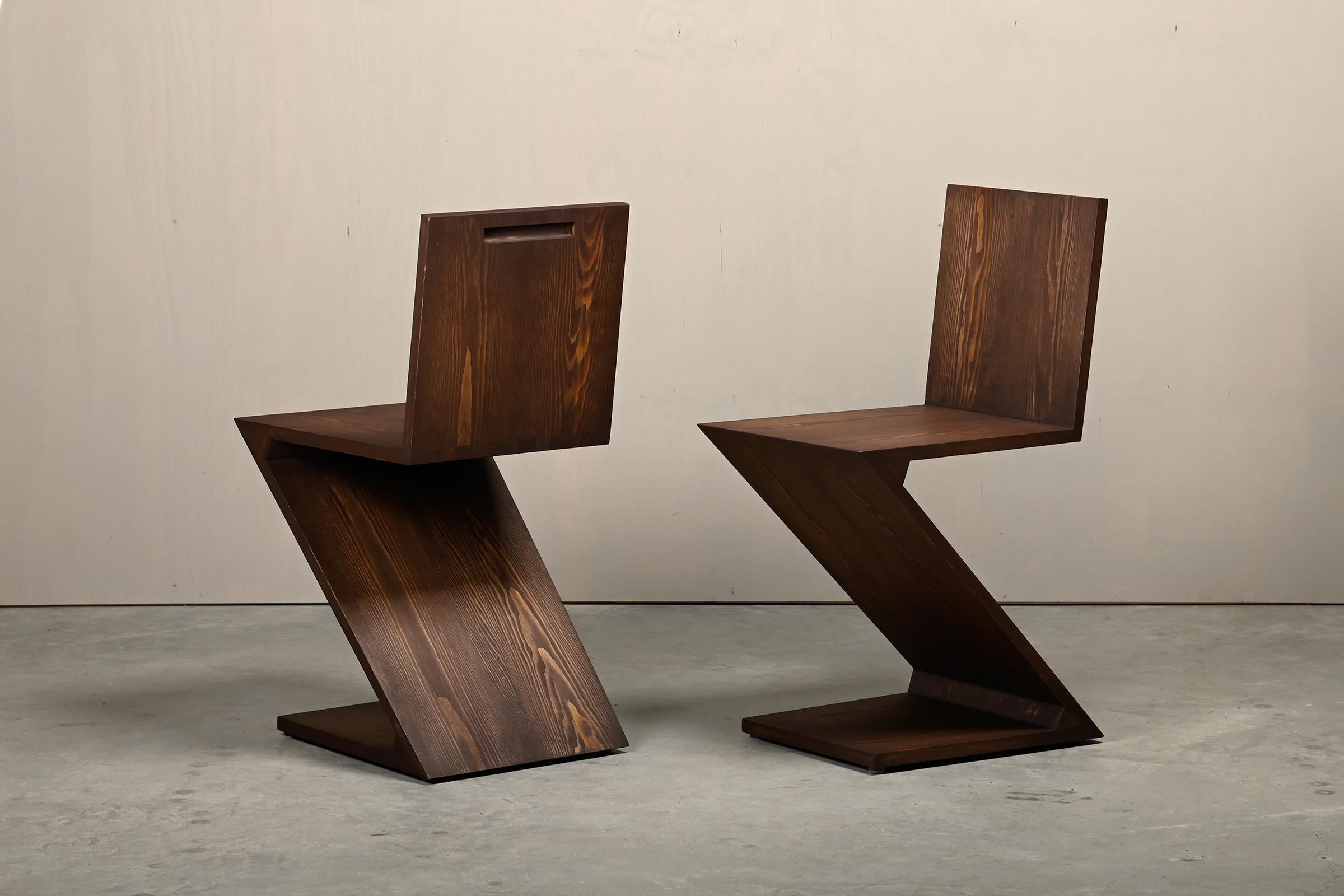 Gerrit Rietveld Stil Zig Zag Stuhl ist dunkelbraun gebeizt Holz 2