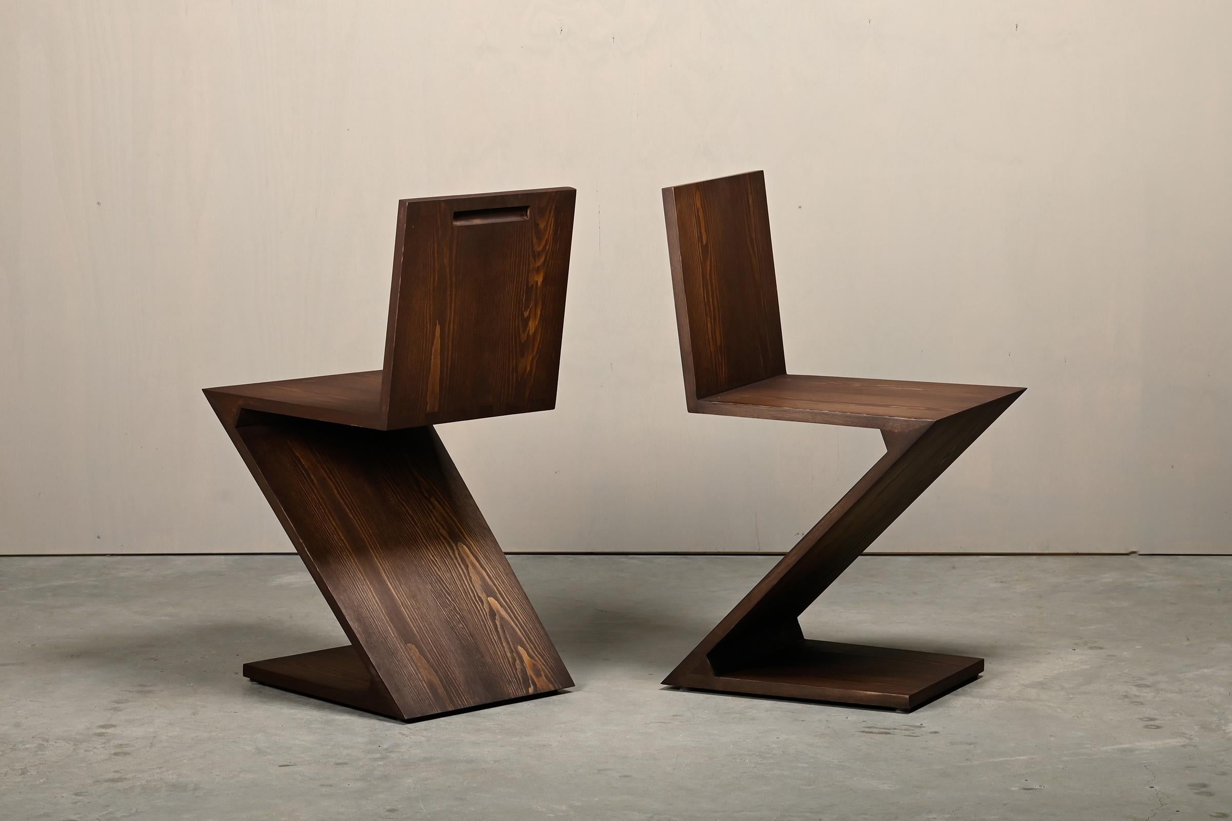 Gerrit Rietveld Stil Zig Zag Stuhl ist dunkelbraun gebeizt Holz 3