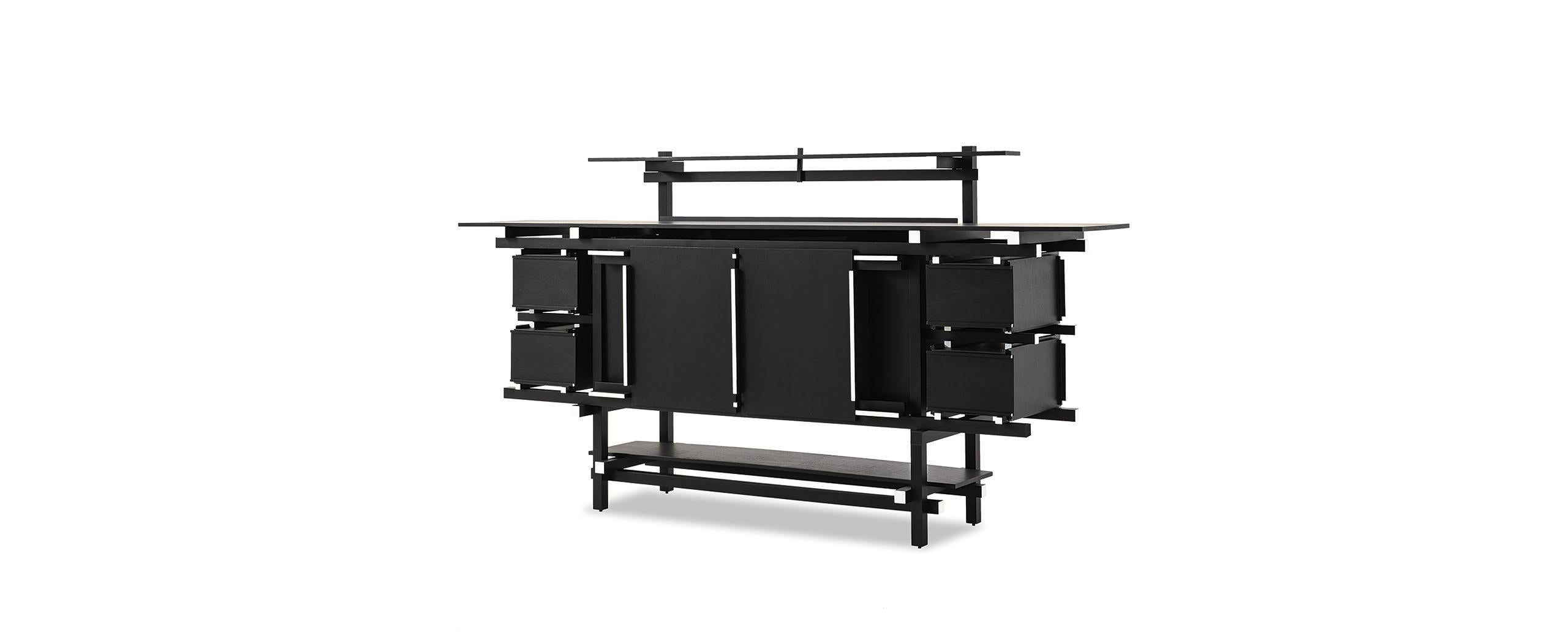 Gerrit Thomas Rietveld Elling Buffet per Cassina

Un buffet-sideboard di grande fascino che, insieme alla poltrona Red and Blue di G&T Rietveld, rappresenta l'essenza della nuova spazialità del neoplasticismo e un punto di riferimento fondamentale