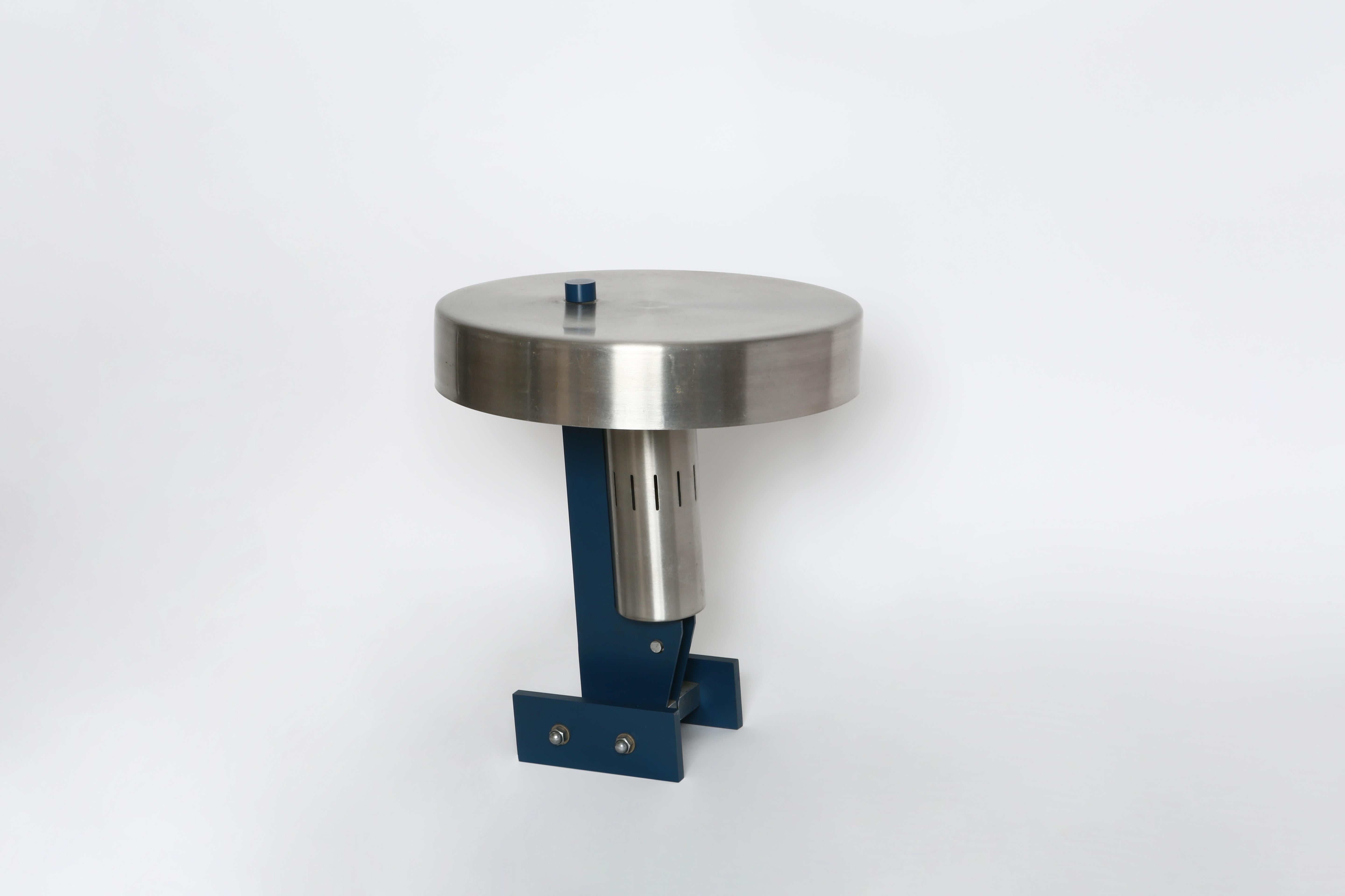 Lampada da tavolo Gerrit Thomas Rietveld per Gispen
Progettato e realizzato in Italia negli anni '60
Alluminio, metallo smaltato
Contiene 1 lampadina con base Edison
Cablaggio USA gratuito su richiesta.

Siamo orgogliosi di riportare gli impianti