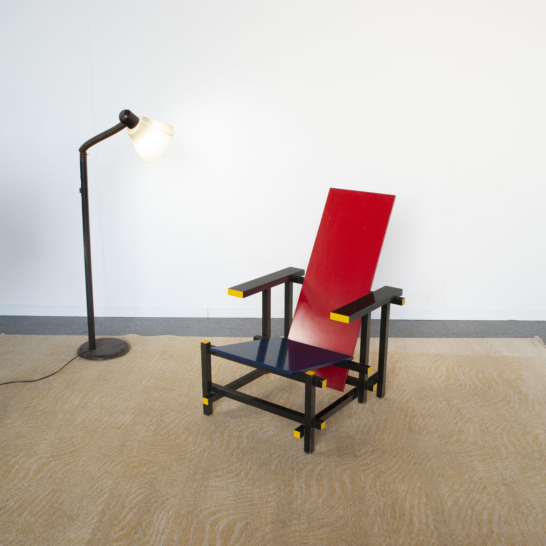 Gerrit Thomas Rietveld chaise rouge et bleue pour Cassina en vente 4