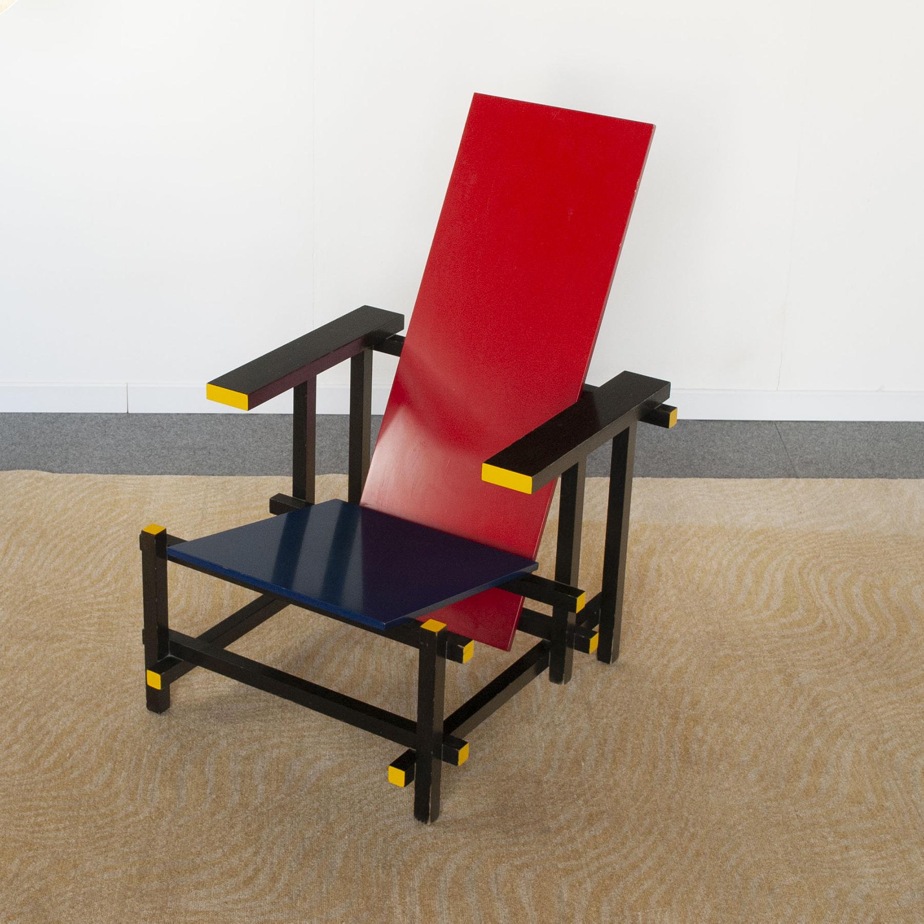 Der Sessel Rood Blauwe (Rot und Blau) des niederländischen Designers Gerrit Thomas Rietveld, den Cassina in den 1960er Jahren produzierte, ist eine weltweite Ikone des neoplastischen Designs.