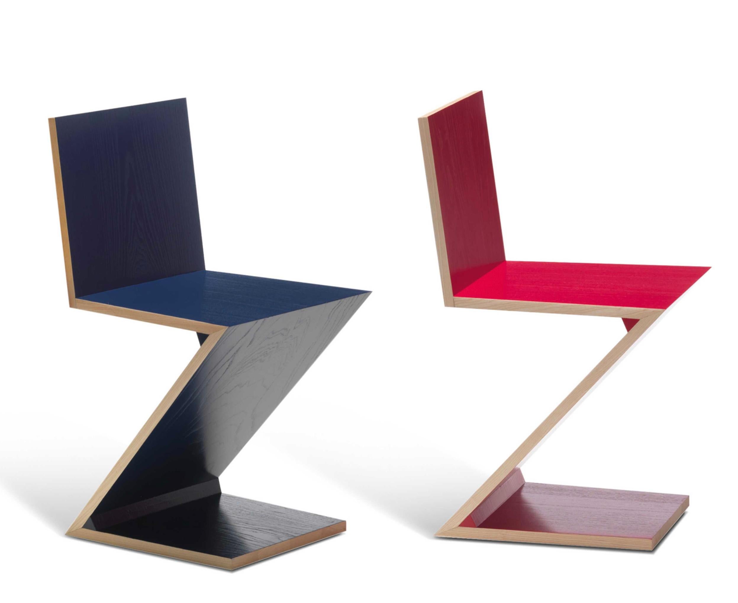 Gerrit Thomas Rietveld Set de deux  Chaise Zig Zag pour Cassina 

Conçue par Gerrit Thomas Rietveld en 1934 et rapidement considérée comme une icône du design, la chaise Zig Design est l'un des premiers exemples de chaise en bois massif en