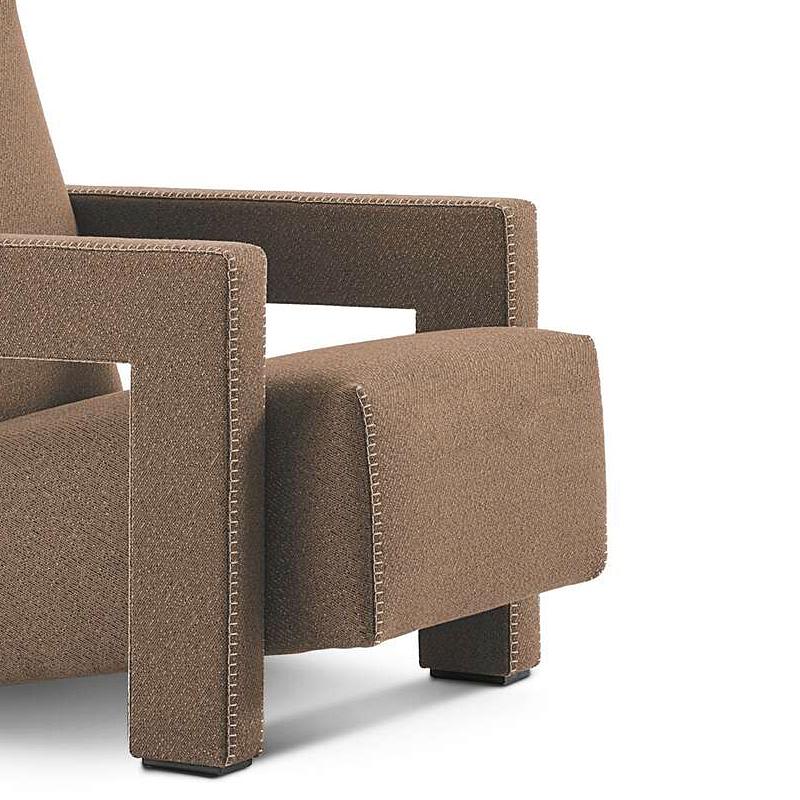 Poltrona disegnata da Gerrit Thomas Rietveld nel 1935. Rilanciato nel 2015.
Prodotto da Cassina in Italia.

Gerrit T. Rietveld ideò il progetto della poltrona Utrecht nel 1935 mentre lavorava per i grandi magazzini Metz & Co. di Amsterdam, dove il