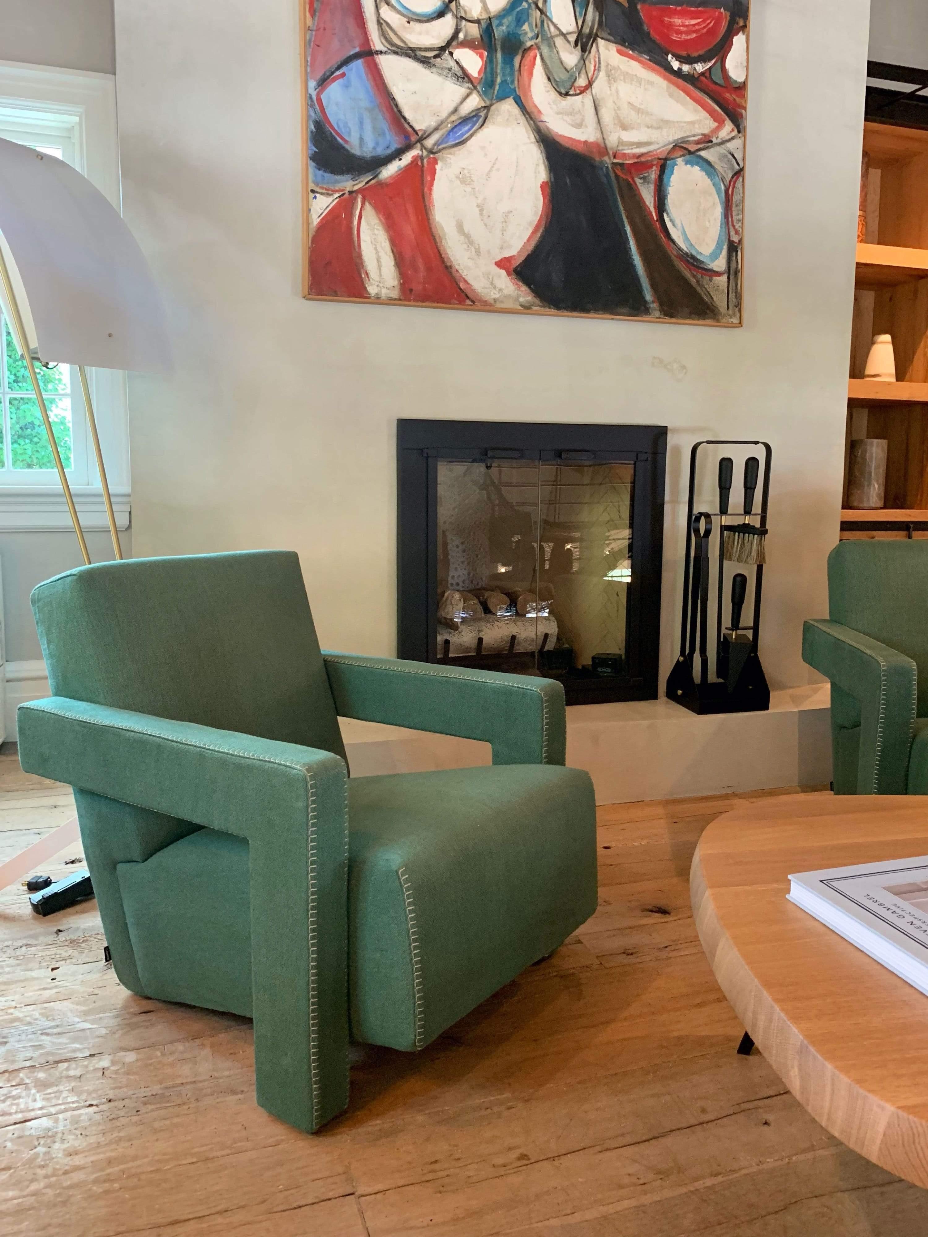 Ce fauteuil classique moderne est une combinaison sophistiquée de style et de confort. Reprenant des éléments de design emblématiques du designer néerlandais Gerrit Thomas Rietveld, le fauteuil Utrecht est revêtu d'un luxueux tissu en lin et est