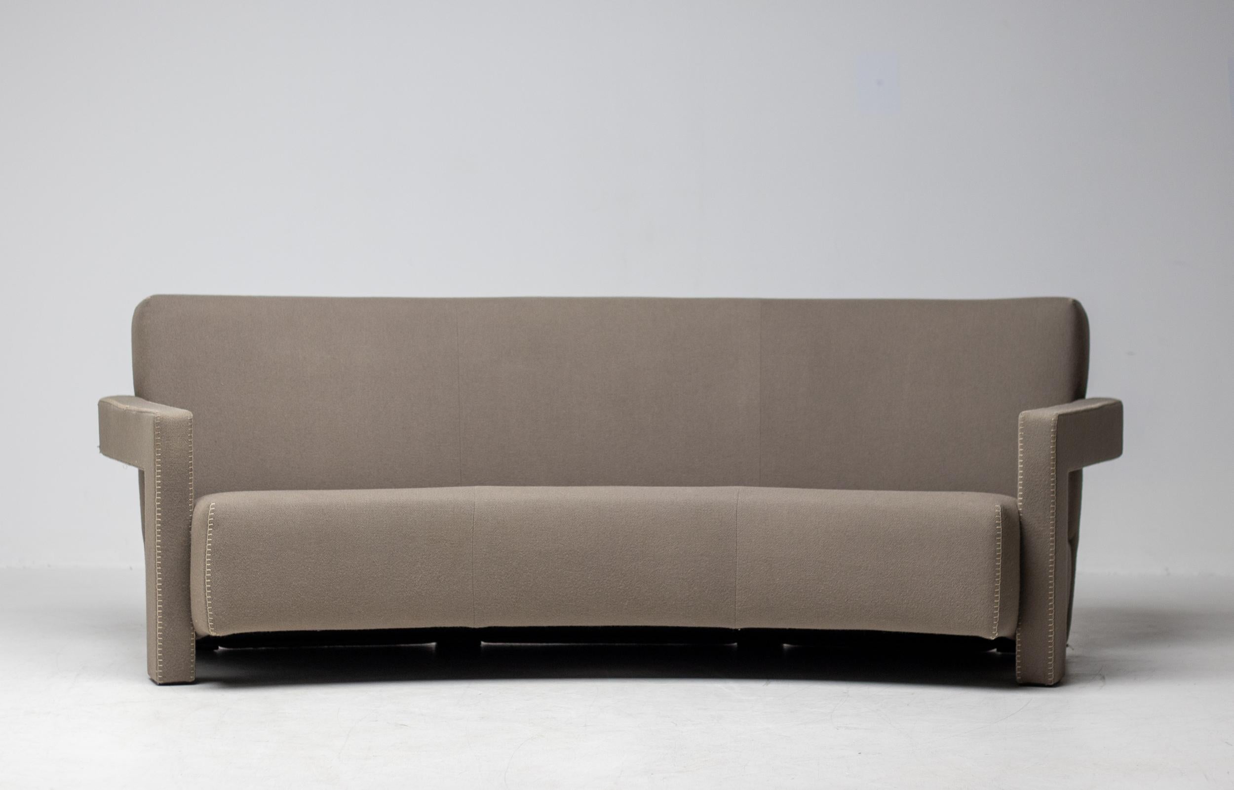 Canapé Utrecht, conçu par Gerrit Thomas Rietveld en 1935. Relancé en 1988. Fabriqué vers 1998 par Cassina en Italie. Tous les éléments sont d'origine et en bon état. Tache de peinture à l'avant, comme le montre la vidéo. Il est fortement recommandé