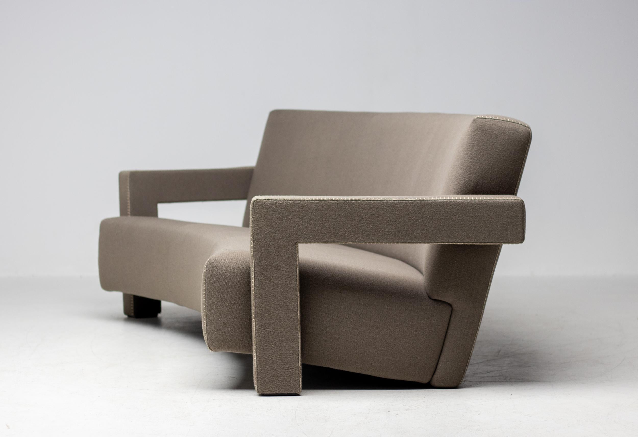 Véritable icône du design moderniste, le canap�é Utrecht de Gerrit Thomas Rietveld - fidèlement produit par Cassina - incarne l'esprit radical du design néerlandais du début du XXe siècle. Conçue à l'origine en 1935, cette pièce sculpturale distille