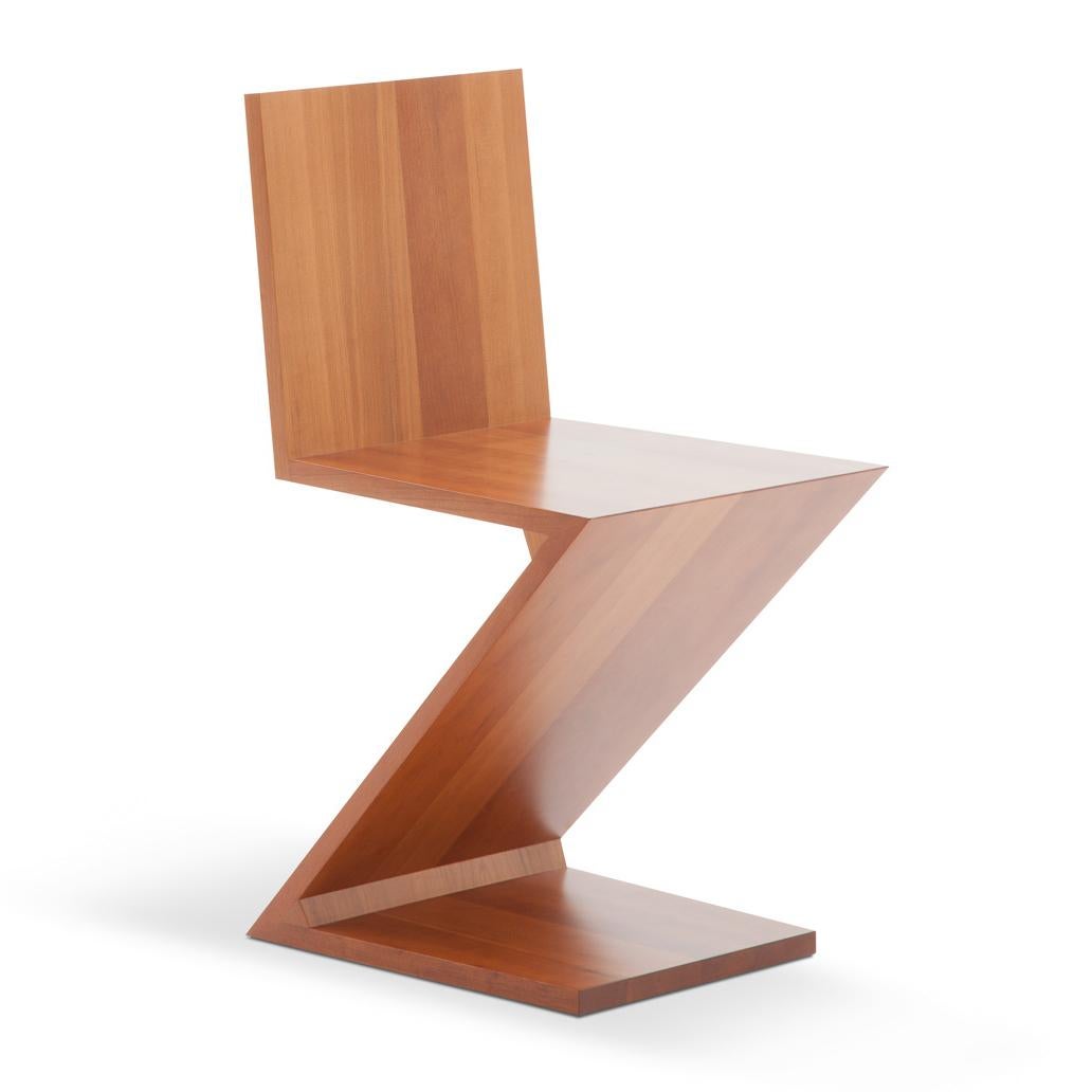 Stuhl, entworfen von Gerrit Thomas Rietveld im Jahr 1934. Neuauflage 1973/ 2011.
Hergestellt von Cassina in Italien.

Dieser von Gerrit Rietveld entworfene Stuhl ist ein frühes Beispiel für eine freitragende Sitzfläche und besteht aus vier