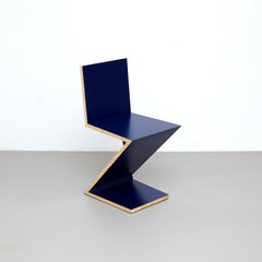 Gerrit Rietveld Zig Zag Chair by Cassina, Mid-Century Modern Design