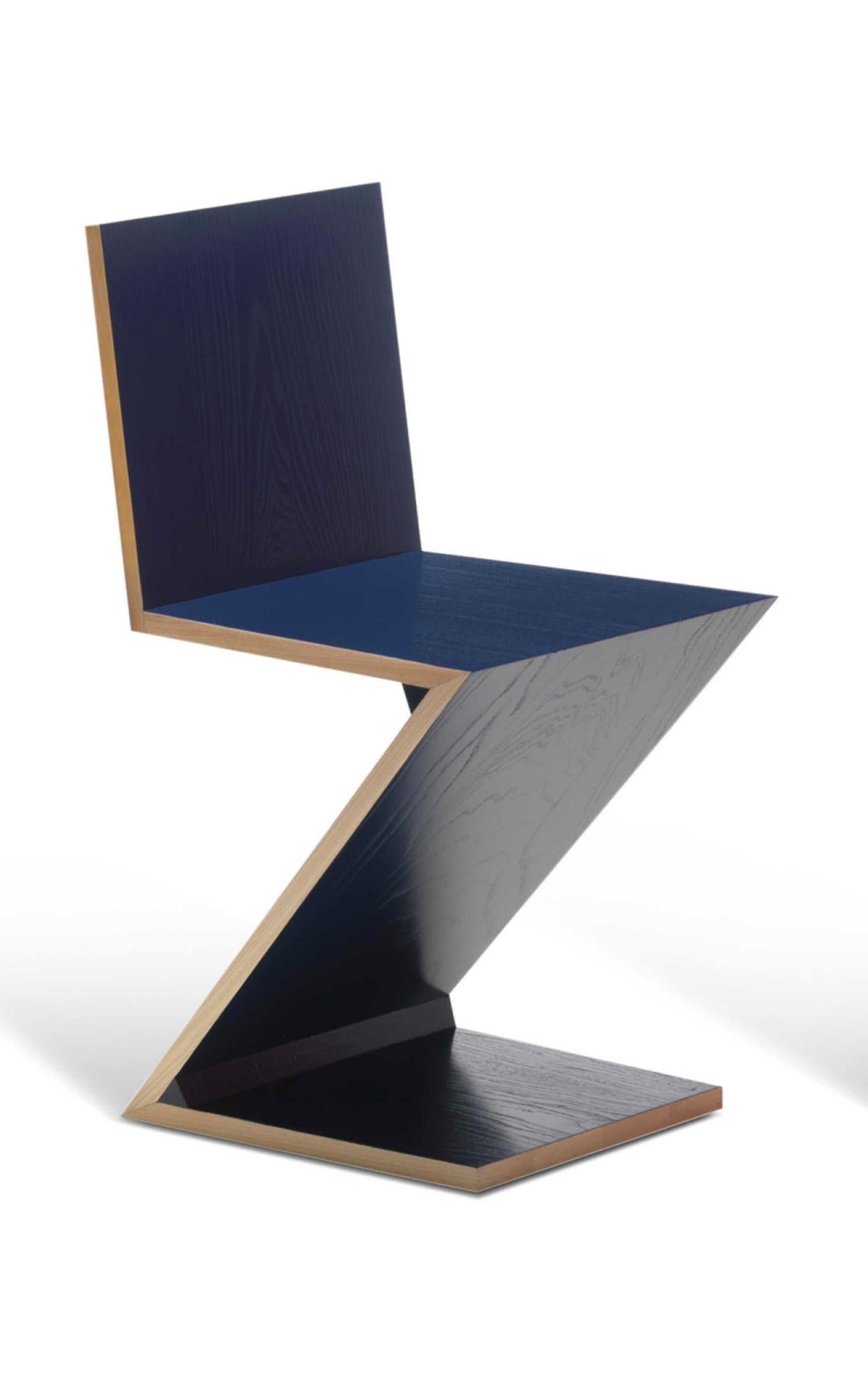 Gerrit Thomas Rietveld  Sedia Zig Zag per Cassina 

Disegnata da Gerrit Thomas Rietveld nel 1934 e rapidamente considerata un'icona del design, la sedia Zig Zag è uno dei primi esempi di sedia a sbalzo in legno massiccio, formata da quattro pezzi di
