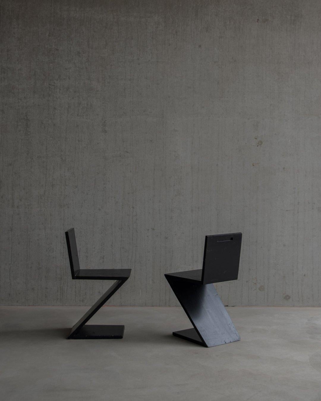 ZigZag-Stühle aus Kiefernholz, entworfen von Gerrit Rietveld. Sie stammen von der Rietveld-Akademie in den Niederlanden. Dieser Satz von zwei Stücken wurde wahrscheinlich von Studenten der Akademie in den 80er Jahren als Übungs- oder Beispielstuhl