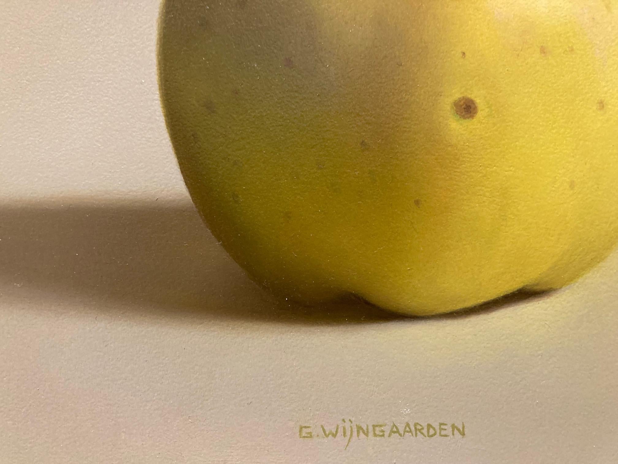 Gelbes Appel-Stillleben mit gelbem Apfel, Ölgemälde auf Tafel, auf Lager  (Zeitgenössisch), Painting, von Gerrit Wijngaarden