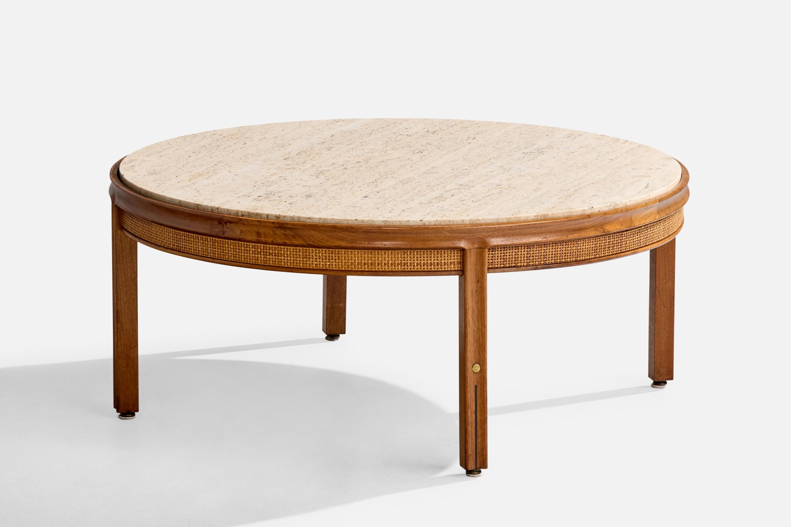 Table basse en noyer, travertin, canne et laiton conçue par Gerry Zanck et produite par Gregori, Bloomington, Indiana, États-Unis, vers les années 1950.

Usure correspondant à l'âge et à l'usage.

Dimensions globales (pouces) : 15.5