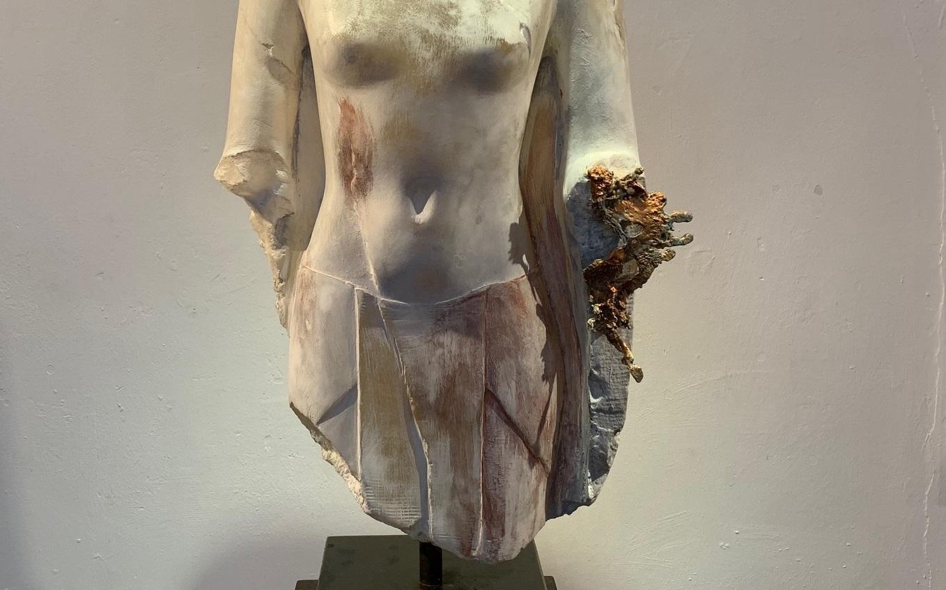 Arsinoe IV Alabaster-Skulptur, Gold, Kupfer, zeitgenössisch, auf Lager (Grau), Nude Sculpture, von Gerti Bierenbroodspot