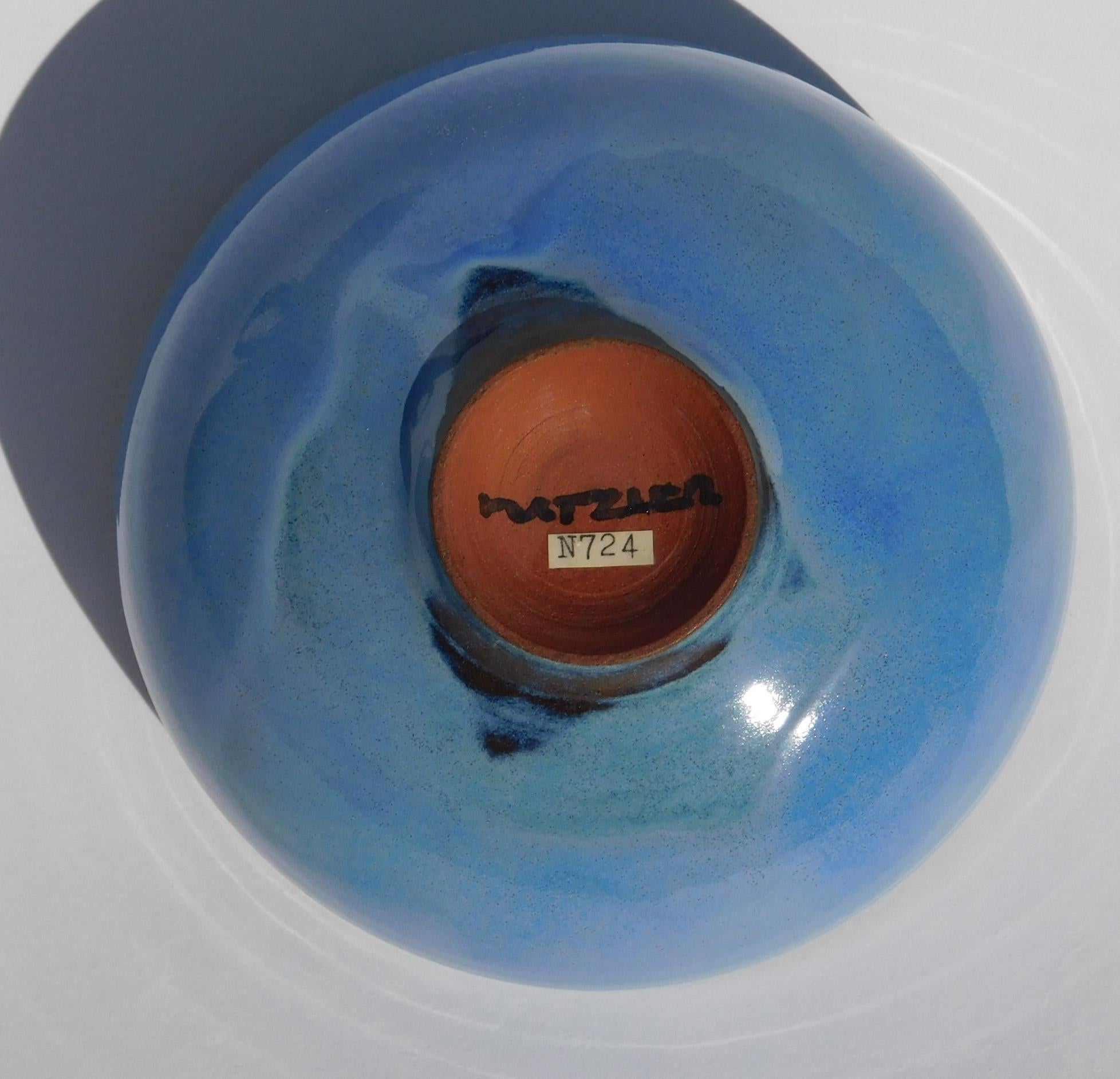 20ième siècle Gertrud and Otto Natzler Footed Studio Bowl, 1966 - Robin's Egg Blue (bleu œuf de mer) en vente