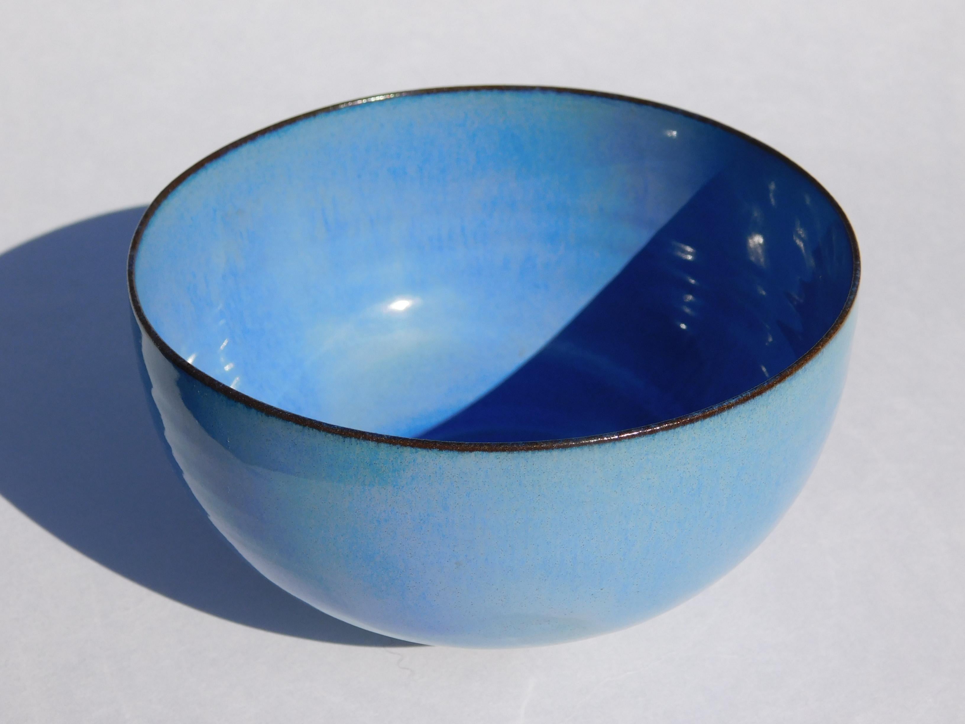 Gertrud and Otto Natzler Footed Studio Bowl, 1966 - Robin’s Egg Blue In Good Condition For Sale In Phoenix, AZ