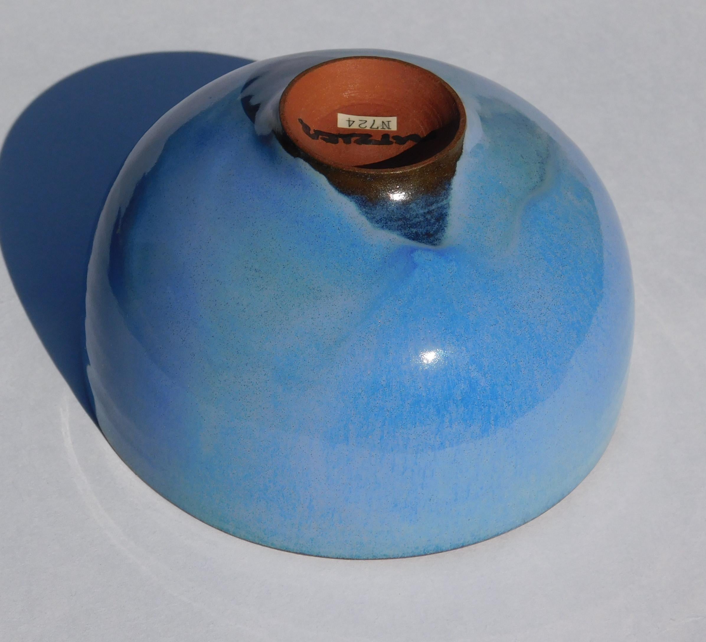 Gertrud and Otto Natzler Footed Studio Bowl, 1966 - Robin's Egg Blue (bleu œuf de mer) en vente 3