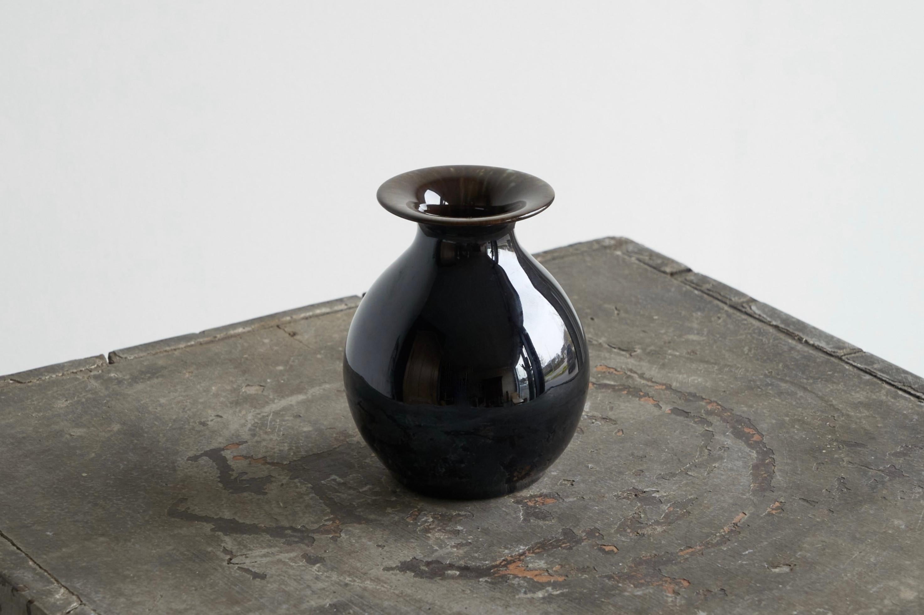 Gertrud and Otto Natzler Rare Studio Pottery Vase, Stati Uniti, metà del 20th Century Studios.

Molto raro e da collezione, questo vaso della famosa coppia di Studio Pottery Gertrud (1908-1971) e Otto (1908-2007) Natzler è un vero
