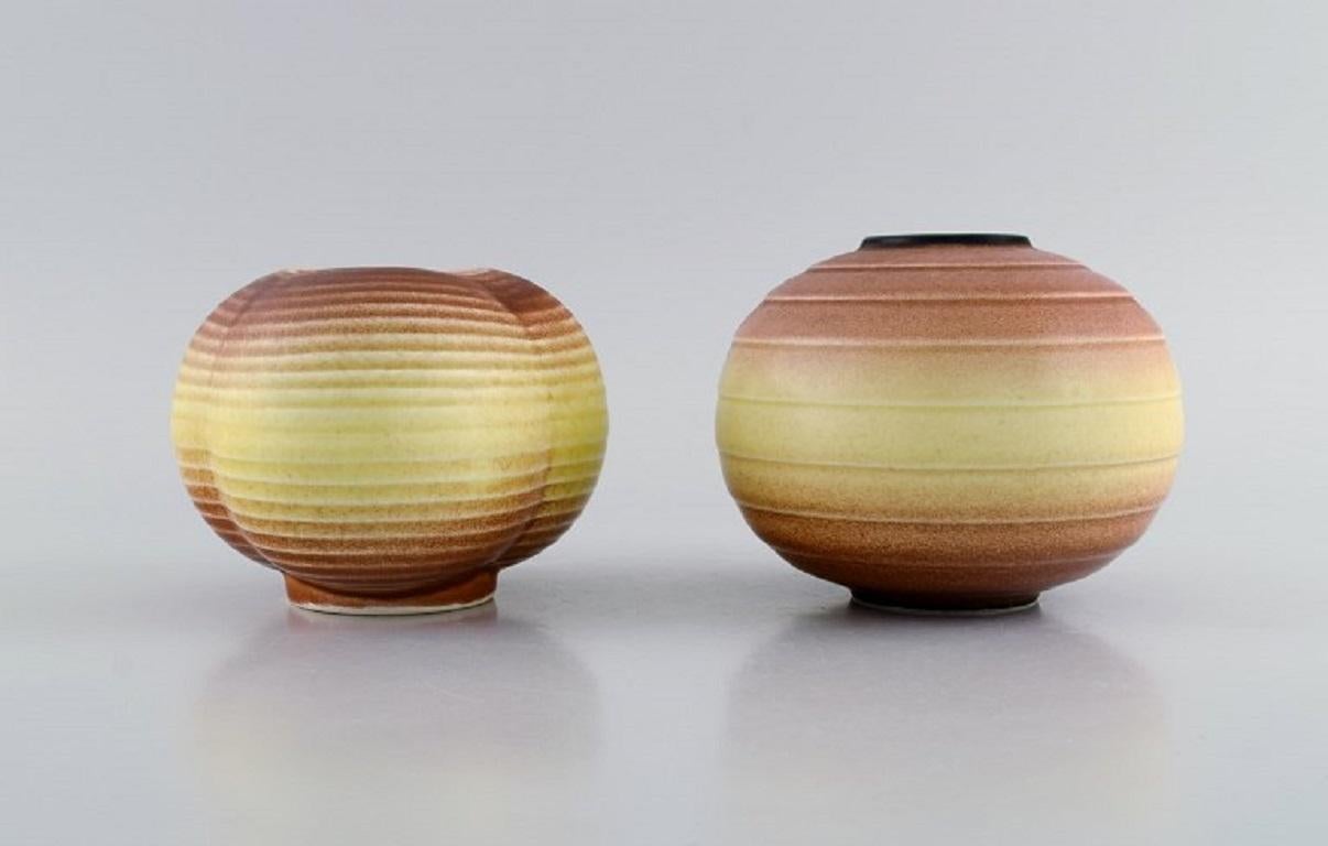 Gertrud Lönegren (1905-1970) pour Rörstrand. Deux vases ronds en céramique émaillée. Belle glaçure pêche. années 30/40.
Les plus grandes mesures : 12 x 9,5 cm.
En parfait état.
Estampillé.