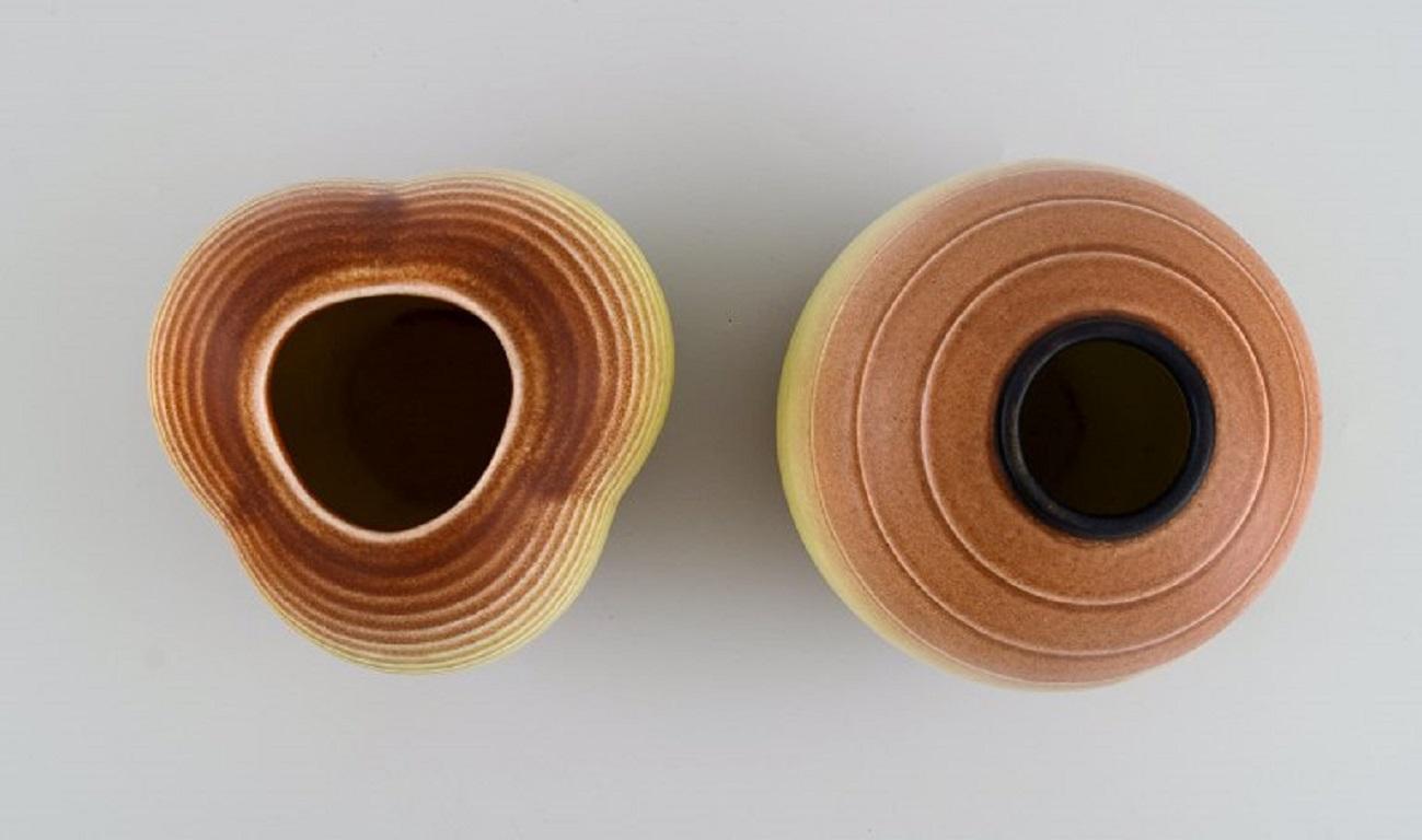 Scandinave moderne Deux vases ronds en céramique émaillée Gertrud Lnegren (19051970 pour Rrstrand) en vente