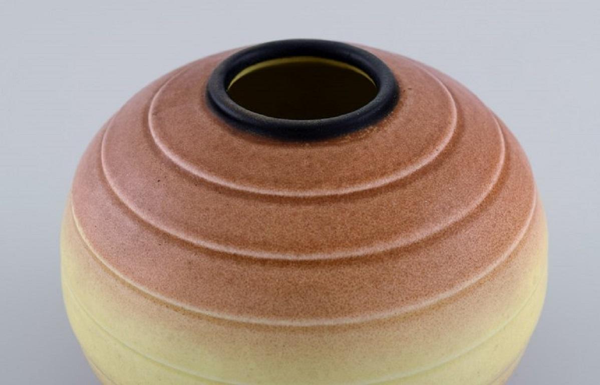 Suédois Deux vases ronds en céramique émaillée Gertrud Lnegren (19051970 pour Rrstrand) en vente