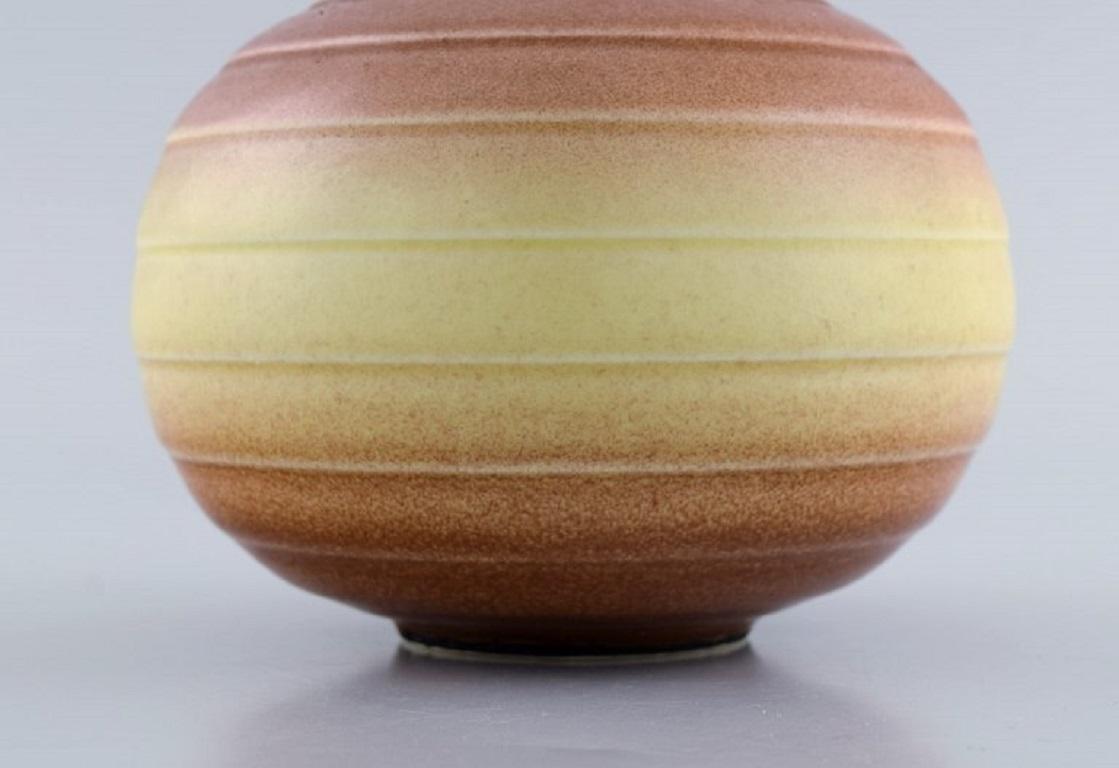 Vernissé Deux vases ronds en céramique émaillée Gertrud Lnegren (19051970 pour Rrstrand) en vente