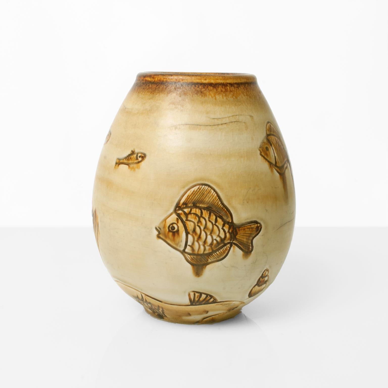 Gruppe von drei Keramikvasen mit Fischmotiv von Gertrud Lonegren für Rorstrand im Angebot 4