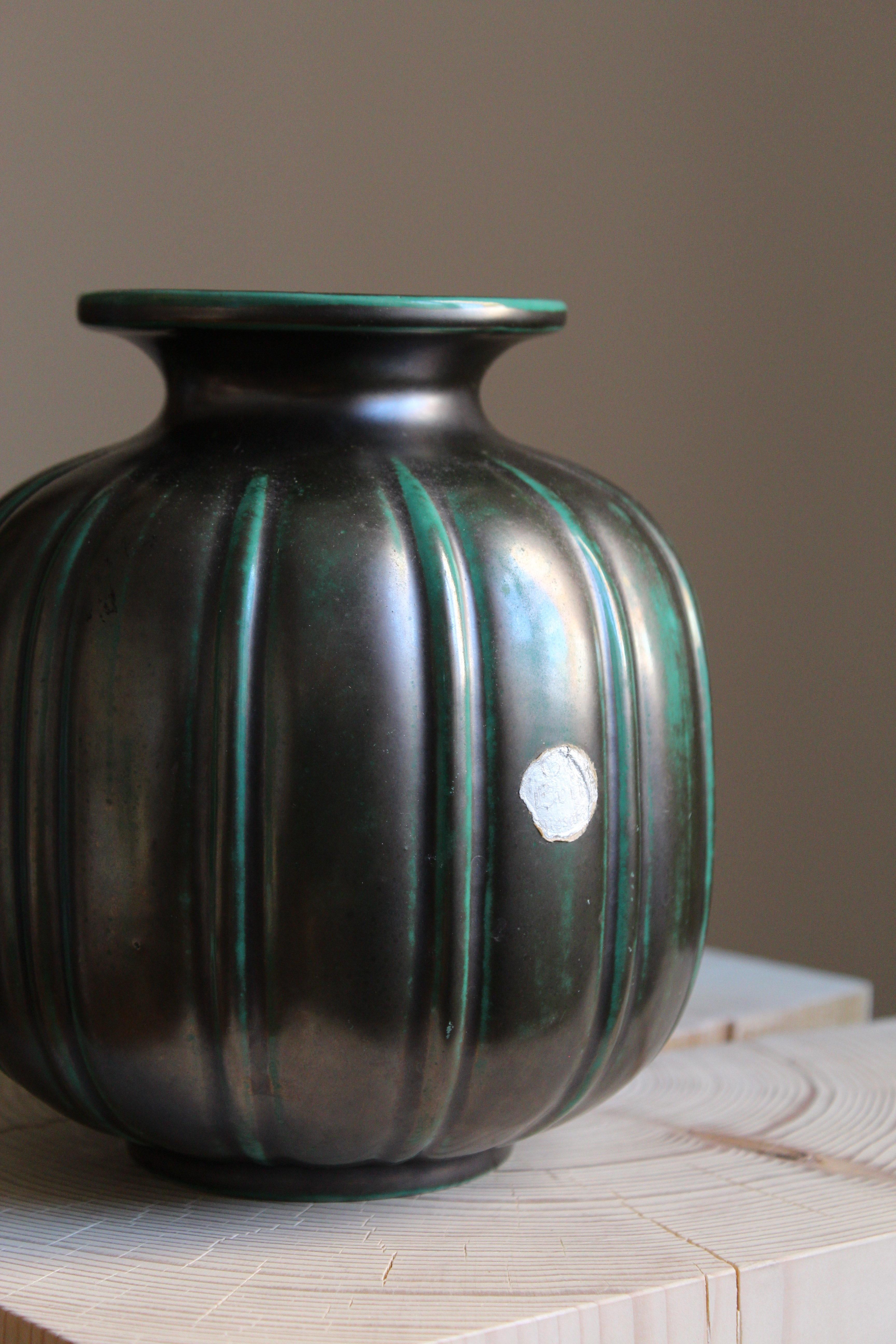 Gertrud Lönegren, Modernist Vase, Green Glazed Stoneware, St. Eriks Upsala 1930s In Good Condition In High Point, NC