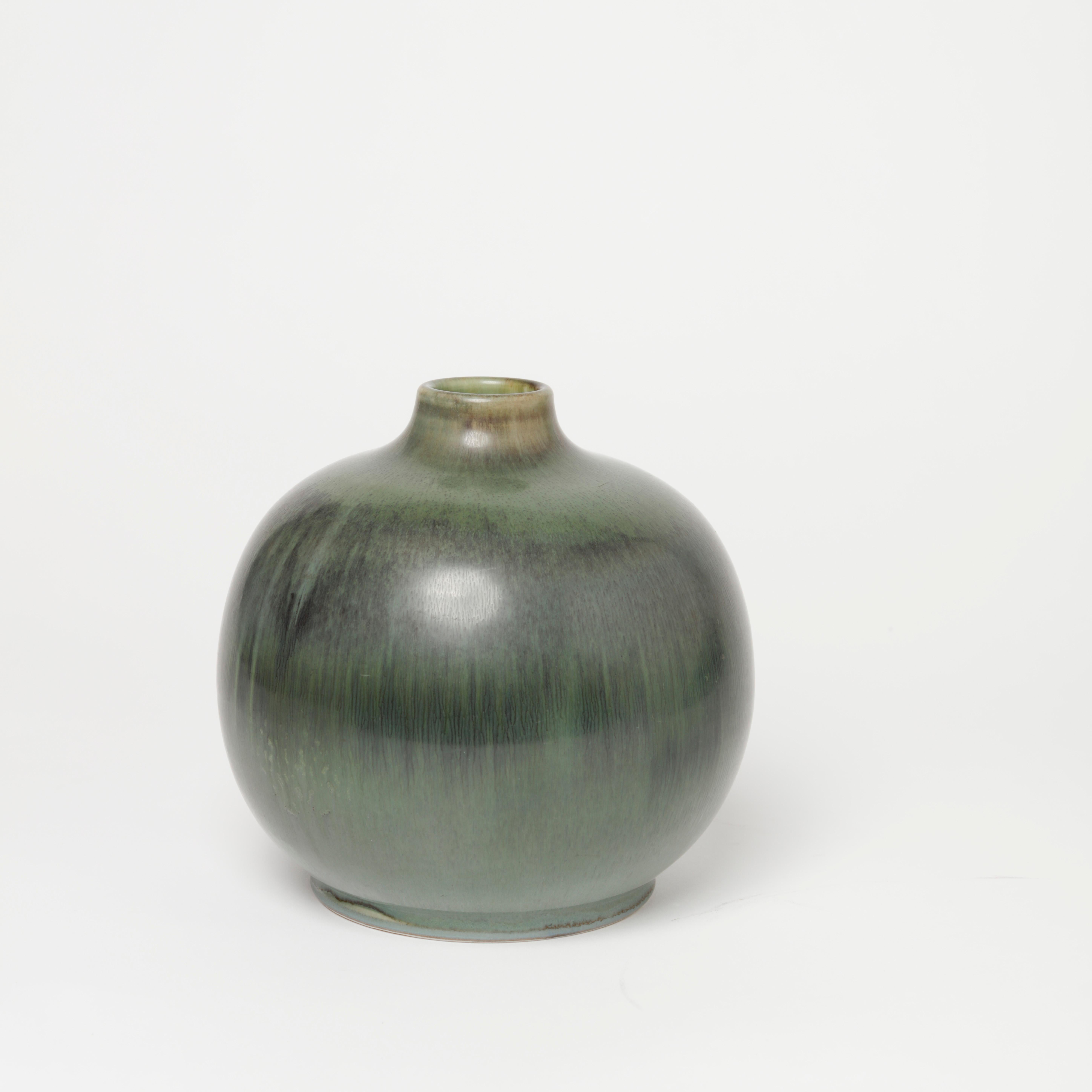 Stoneware vase by Gertrud Lönegren for Rörstrand 1940s with green glaze.
Measure: Height 17cm/6.7