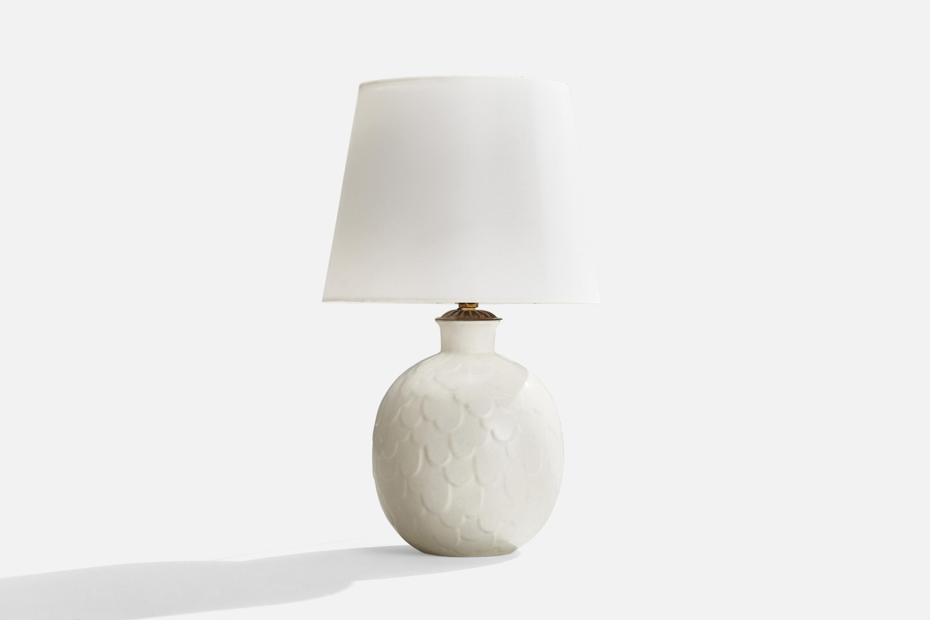 Lampe de table en grès émaillé blanc et laiton conçue par Gertrud Lönegren et produite par Rörstrand, Suède, c.C. 1940.

Dimensions de la lampe (pouces) : 11.5