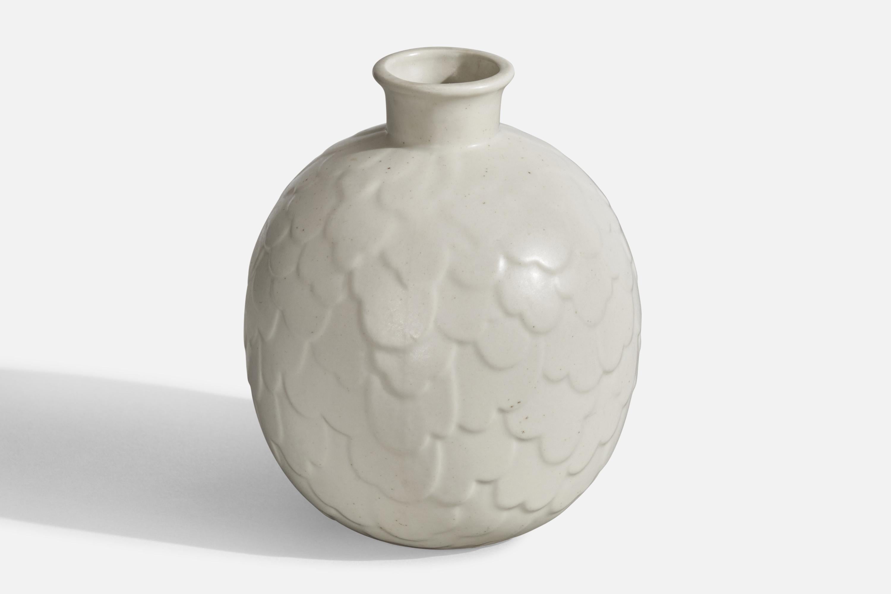 Vaso in gres smaltato bianco disegnato da Gertrud Lönegren e prodotto da Rörstrand, Svezia, anni '40 circa.
