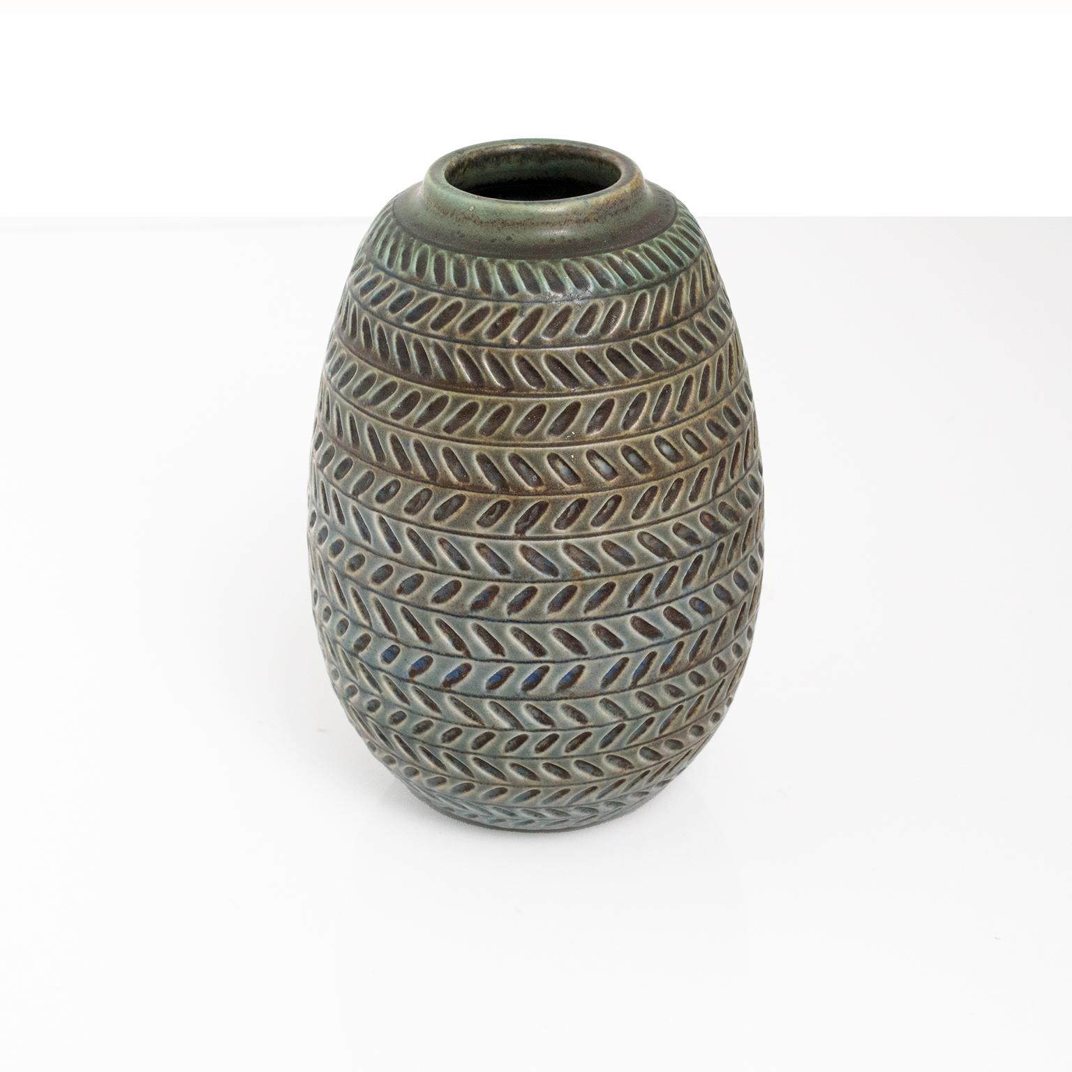 Scandinave moderne Vase en céramique émaillée texturée de couleur Gertrud Lonegren, Rorstrand, années 1940 en vente