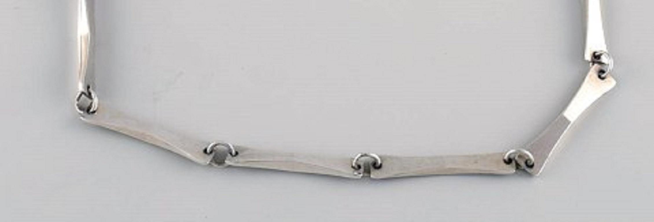 Gertrude Engel for Anton Michelsen. Modernist necklace in sterling silver. Dated 1961.
Full length: 47.5 cm.
Width: 7 mm.
Stamped.
In excellent condition.