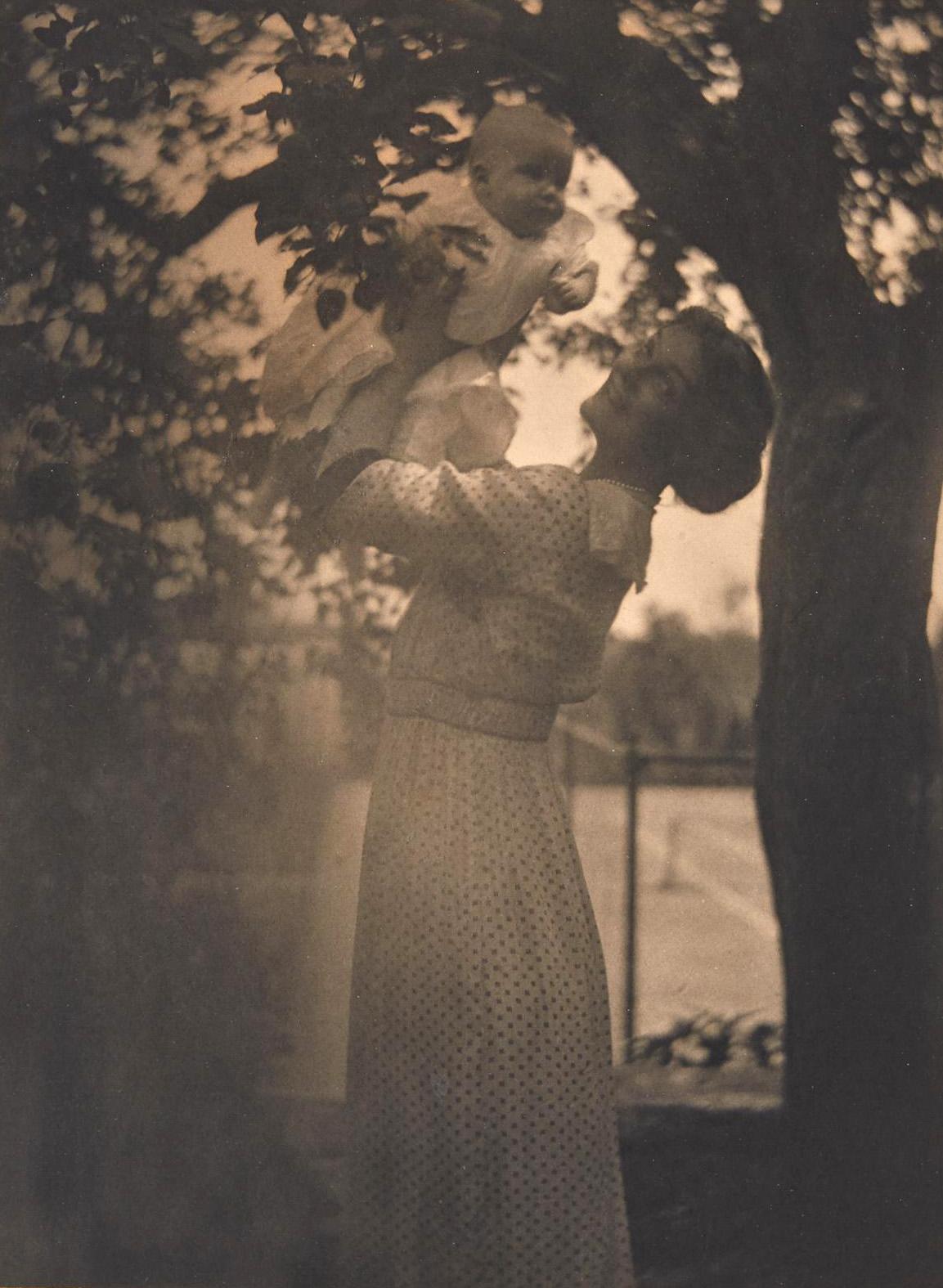 Gertrude Kasebier Black and White Photograph – Frau und Kind (Agnes E. Meyer mit Florenz)