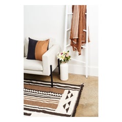 Geru Handgewebter indischer Wollteppich in neutralen Tönen mit geometrischen Mustern