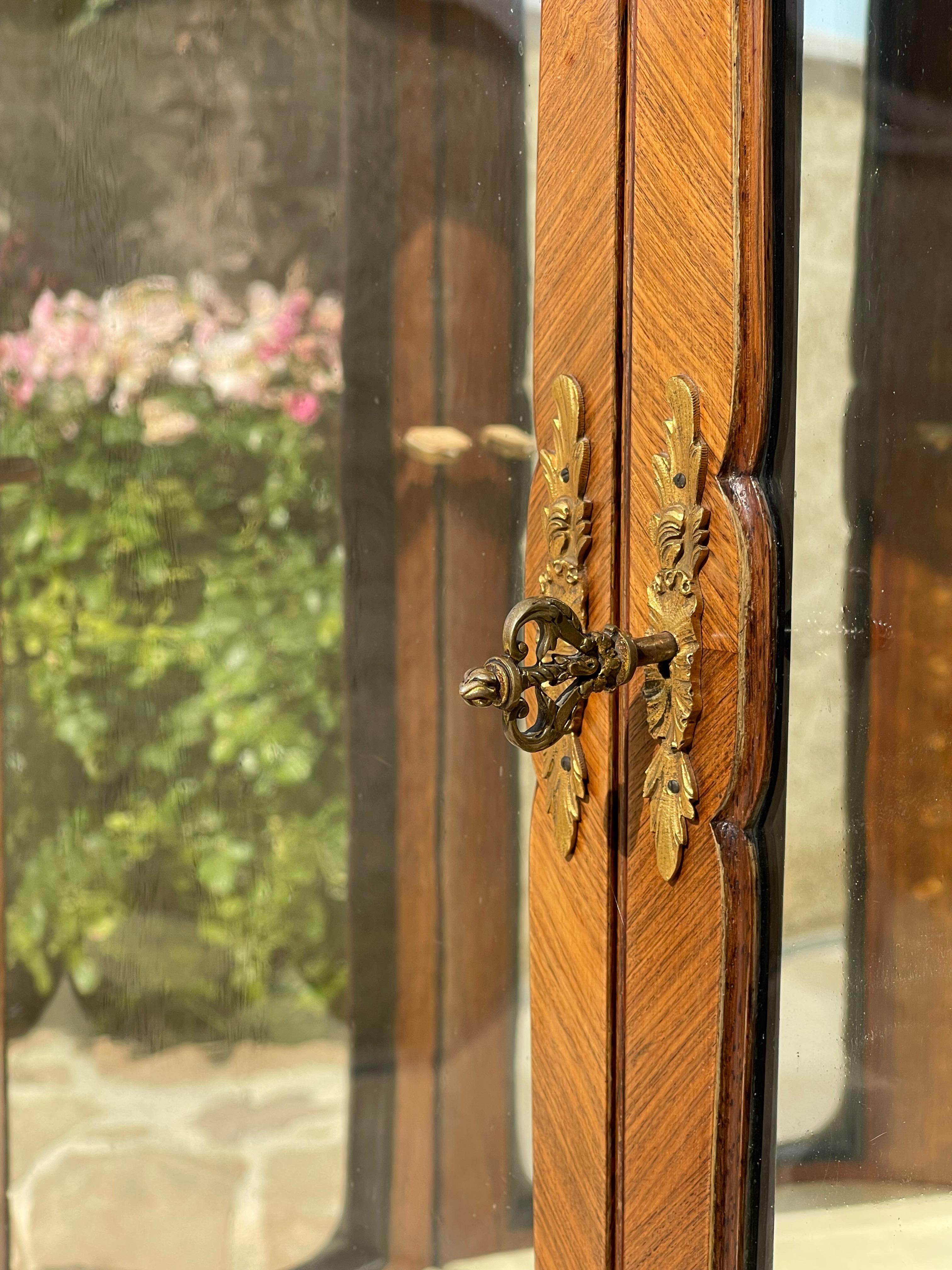 Francese Gervais Durand - Cabinet Vitrine intarsiato in stile Louis XV in vendita