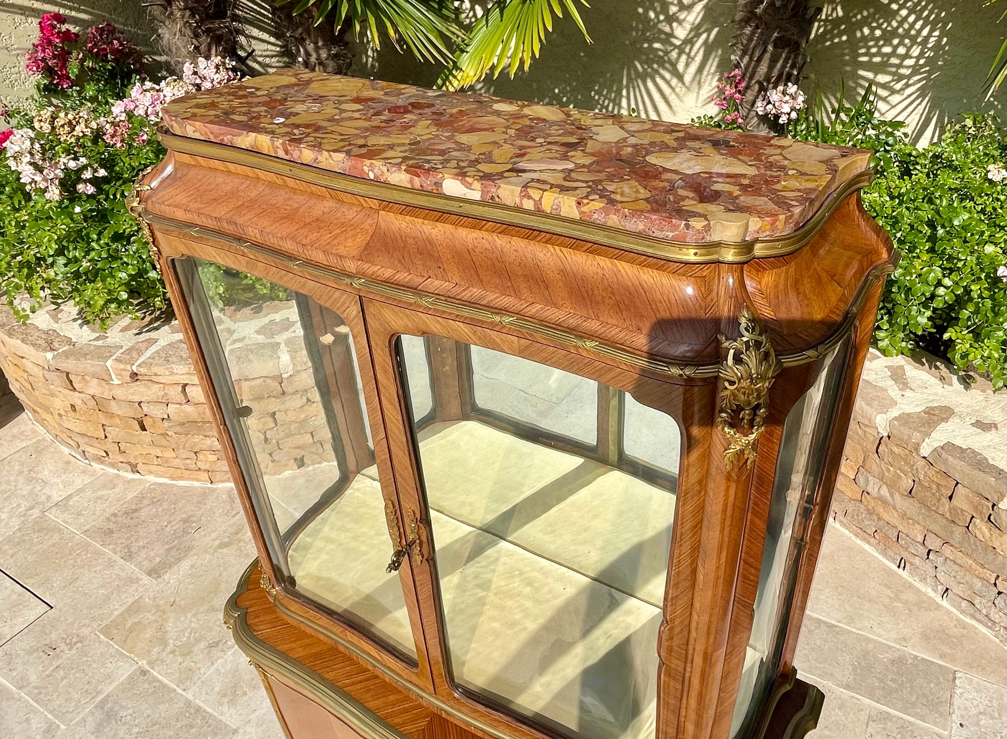 Gervais Durand - Cabinet Vitrine intarsiato in stile Louis XV In condizioni buone in vendita a Beaune, FR