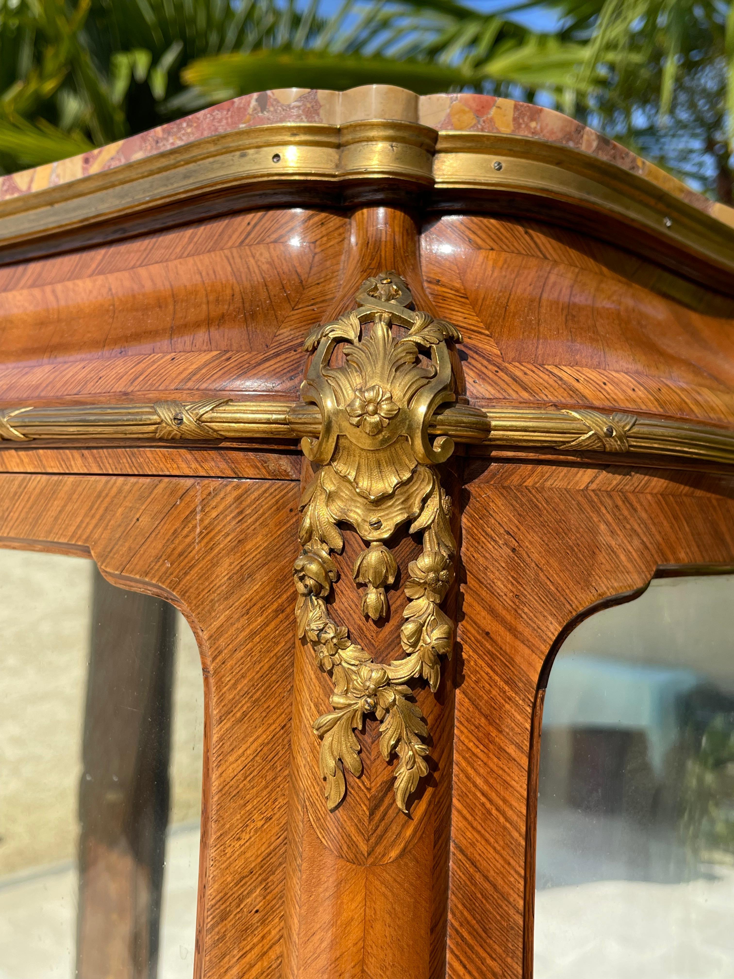 XIX secolo Gervais Durand - Cabinet Vitrine intarsiato in stile Louis XV in vendita