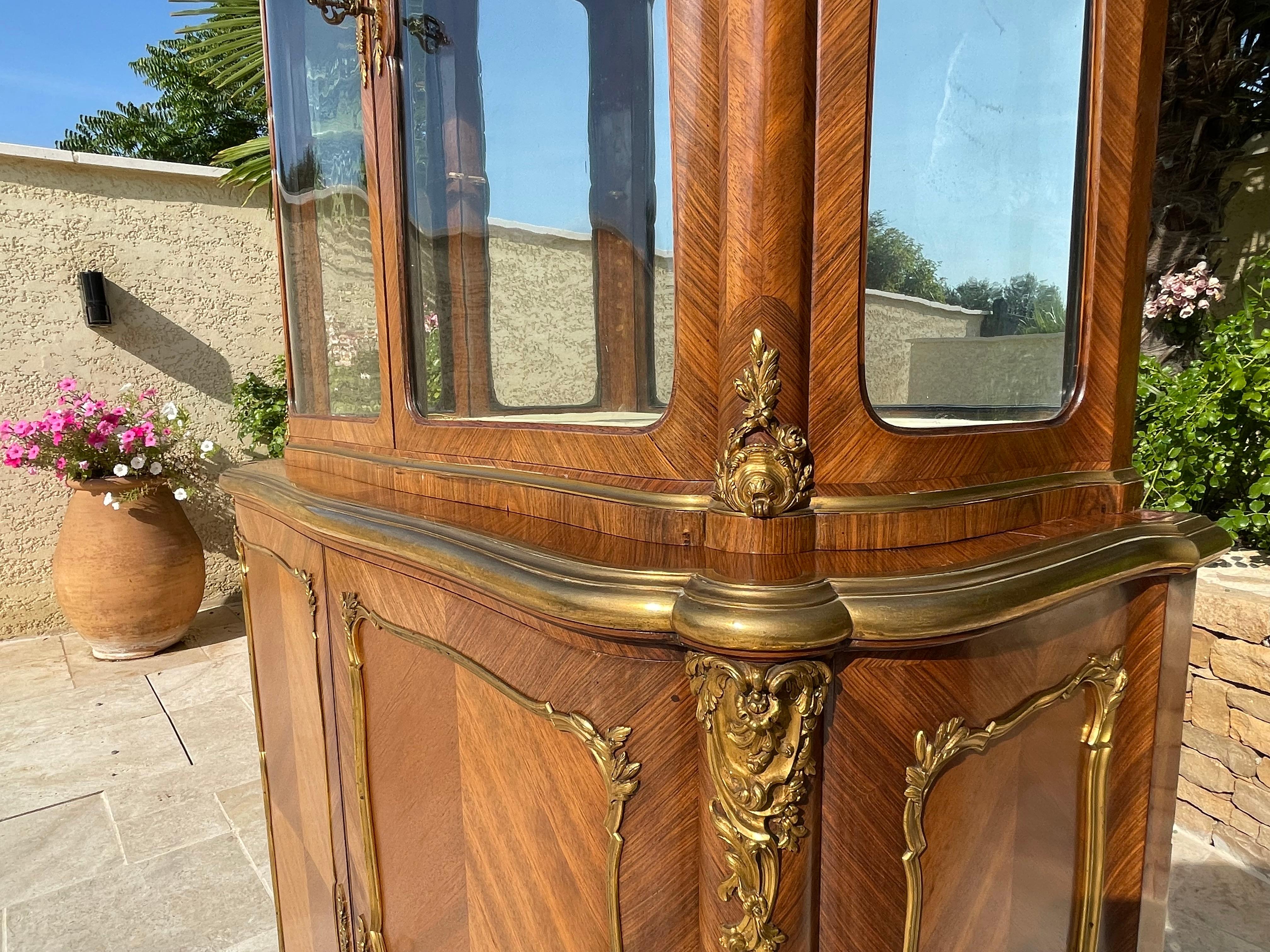 Bronzo Gervais Durand - Cabinet Vitrine intarsiato in stile Louis XV in vendita