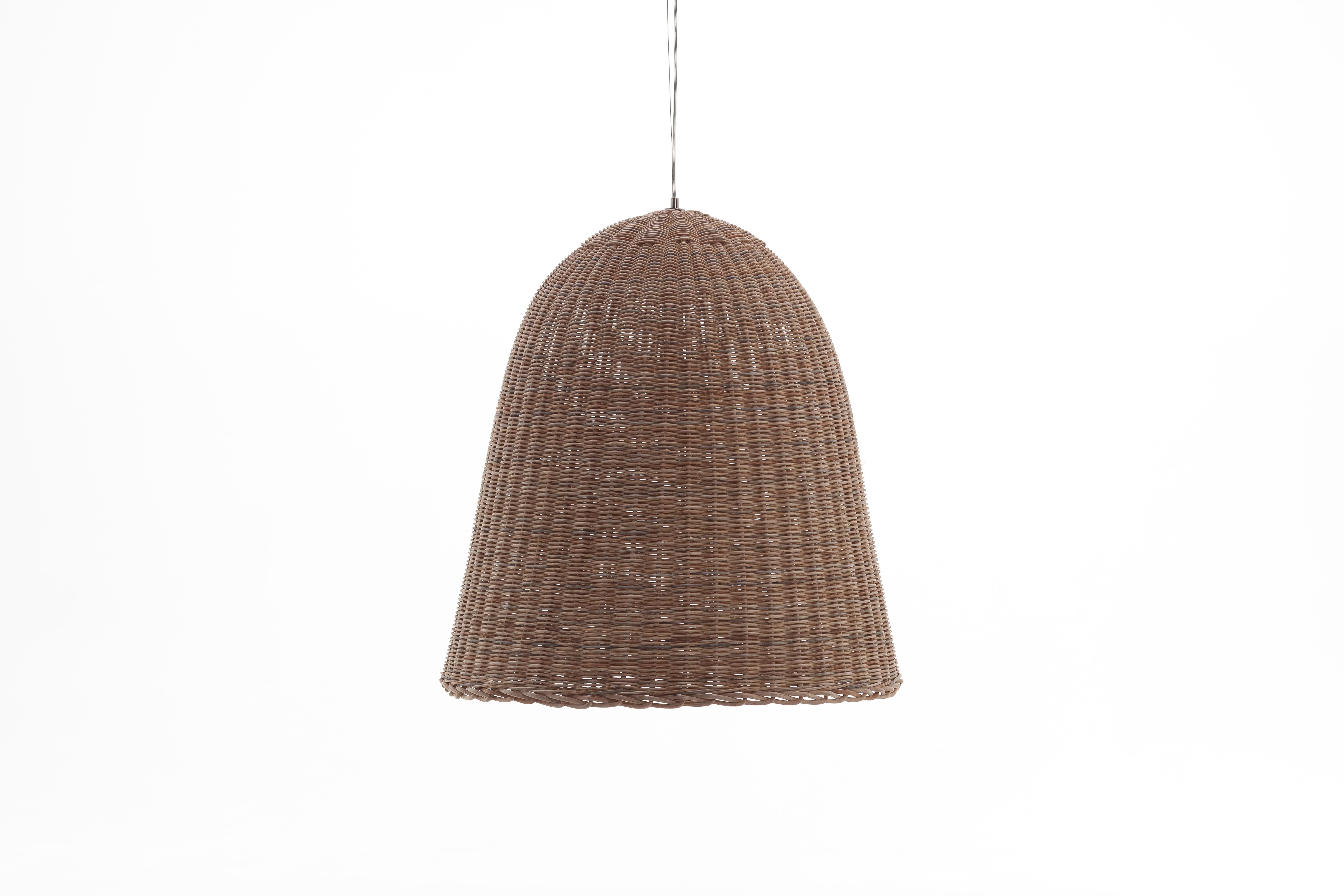 The charm of natural materials makes the Bell suspension lamp made of hand-woven wicker unique. A product that refers to exotic suggestions, recovering a traditional process reinterpreted in a contemporary style, which can be used individually or in
