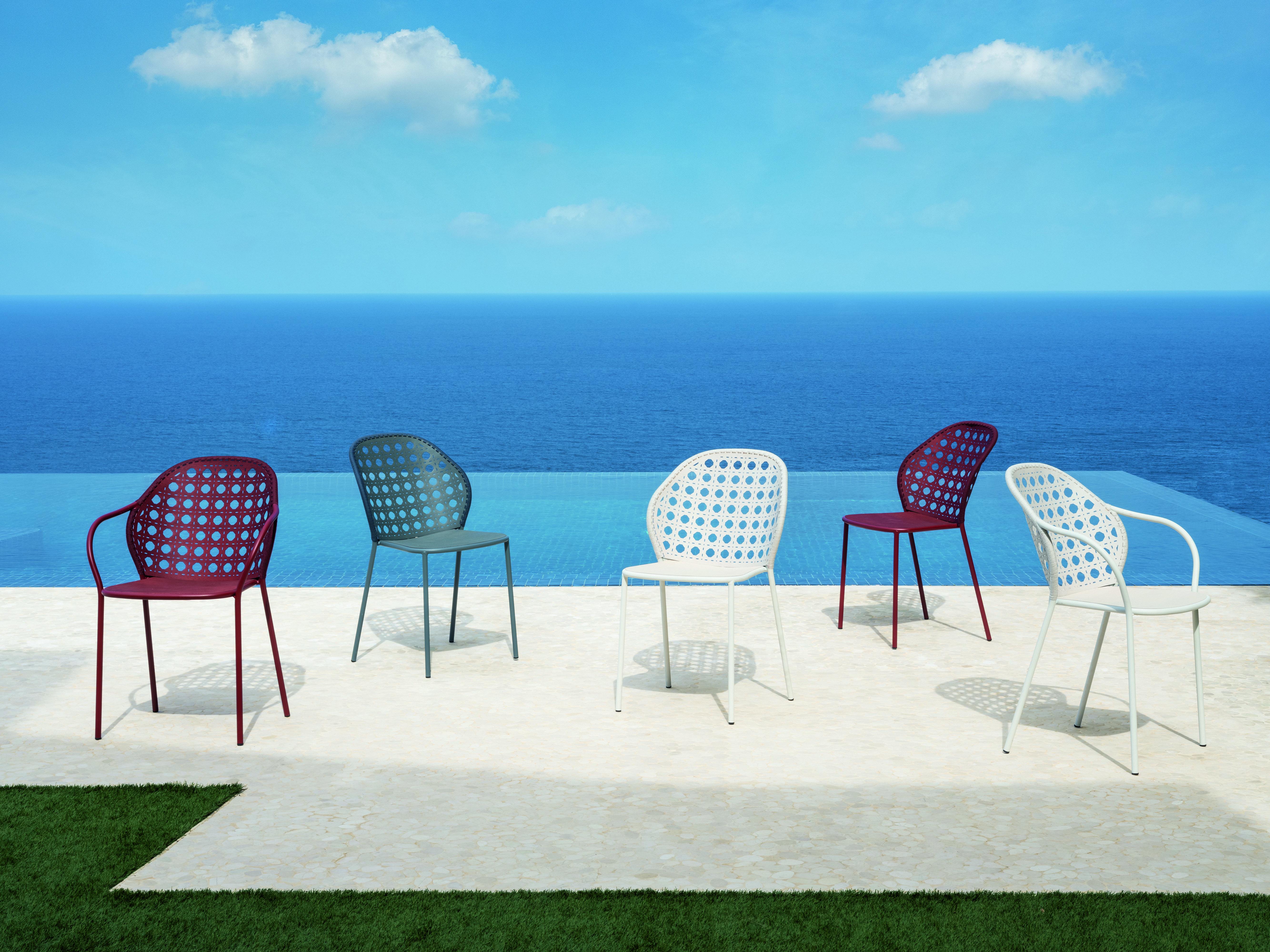The freedom of composing the space around an outdoor table inspires the offer for outdoor seating Brise. The collection of chairs is made of stainless steel tubes with seating and backrest in Wood Evolution. It is precisely the workmanship of the