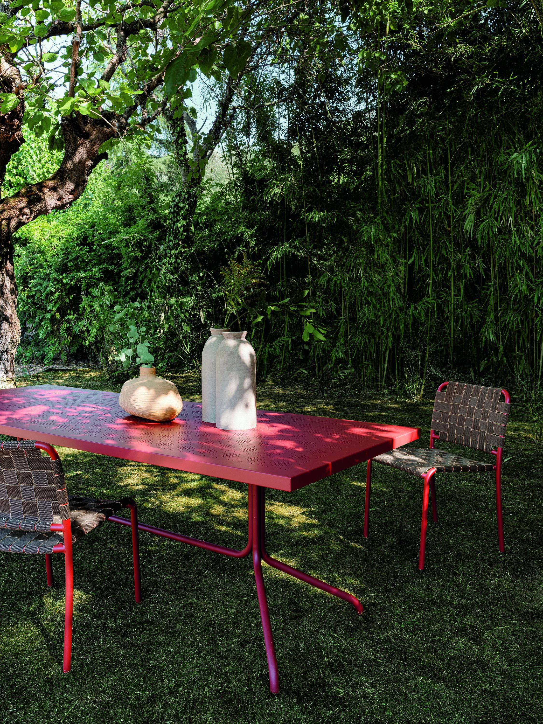 The joy of outdoor entertaining articulated into lots of different forms: Brise tables suggest new ways of conceiving the outdoor table whether for large groups or close relatives and friends. The dining tables' bases are made of tubular stainless