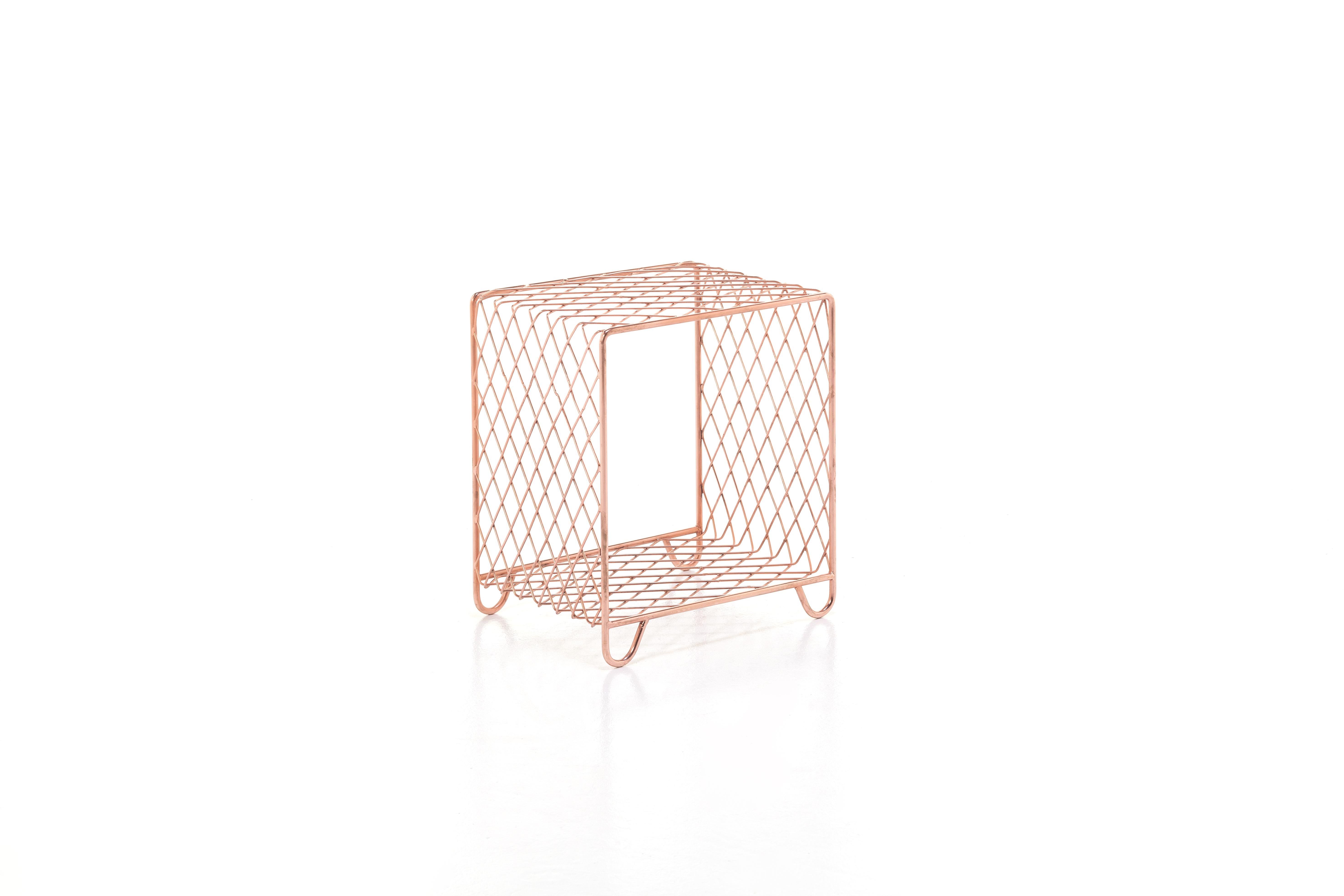 Coffee tables and mesh magazine racks in copper-plated steel wire make up the Cross collection. The mesh is folded and shaped in different configurations that give life to a family of furnishings with small dimensions that, thanks to their structure