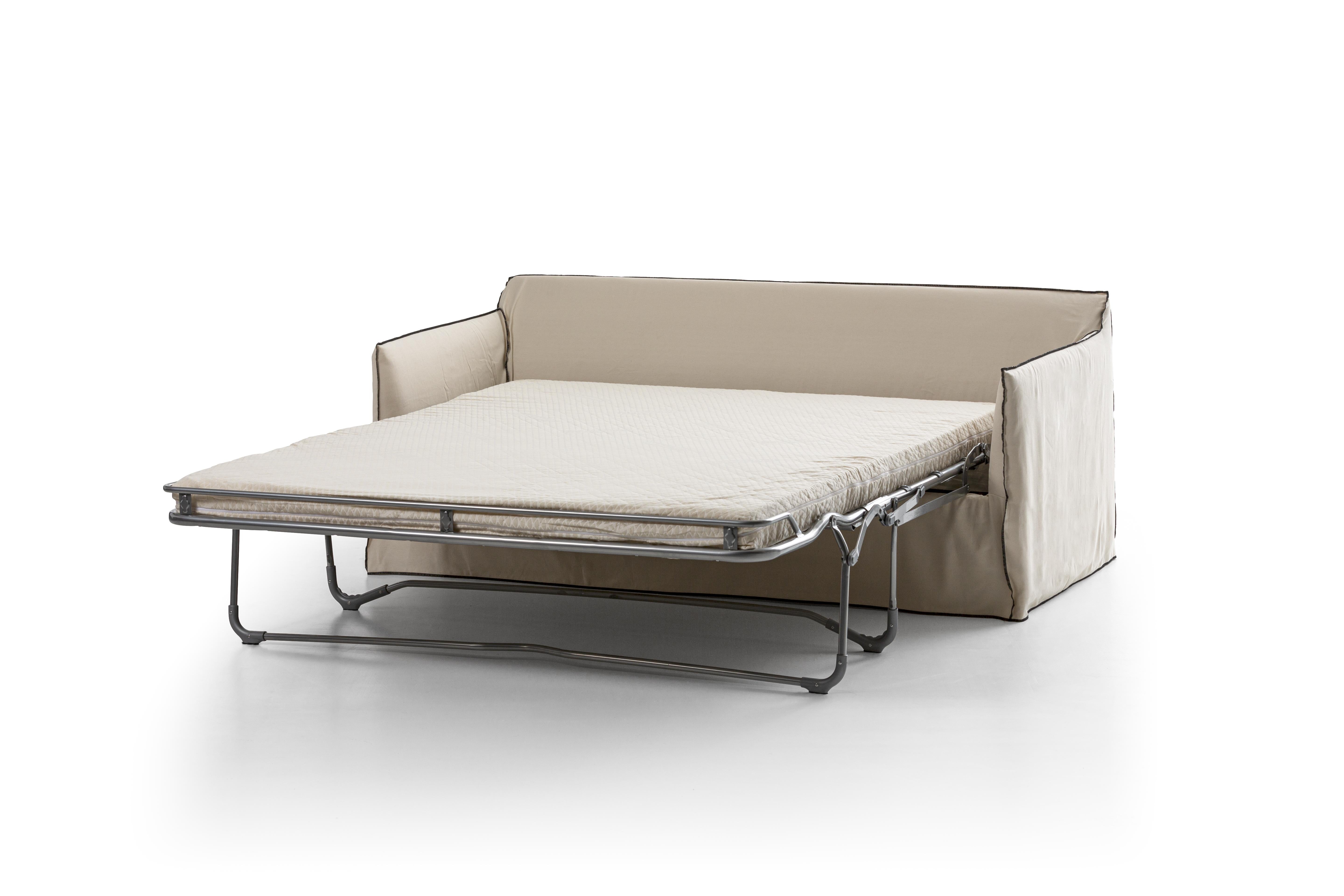Gervasoni Ghost 15 sofa bed in white linen upholstery by Paola Navone

Sofa-bed upholstered with polyurethane foams, removable covers. Three back cushions 60 x 60 cm, two 50 x 50 cm. Folding metal frame. Polyurethane foam mattress 160 x 200 x 11 cm,