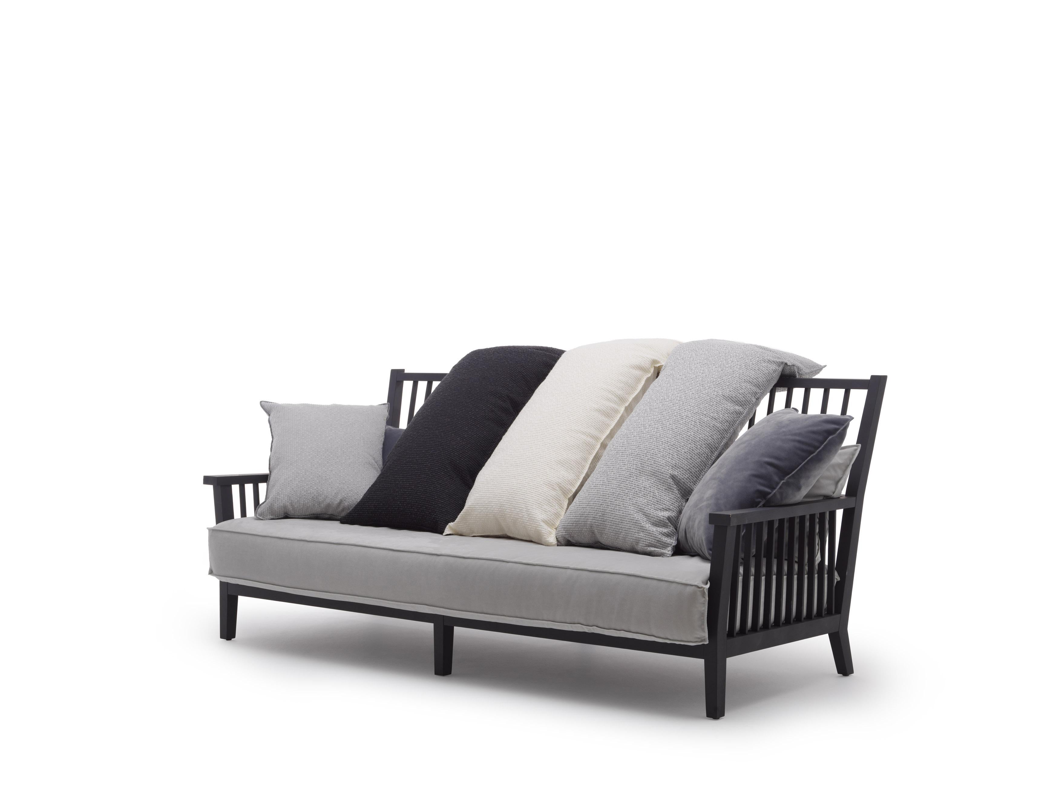Das graue Dreisitzer-Sofa 03 mit seinen quadratischen und linearen Linien erinnert an den klassischen nordischen Stil. Der angenehme Kontrast zwischen der Wesentlichkeit der Struktur aus naturlackiertem Canaletto-Nussbaum, gebleichter Eiche oder