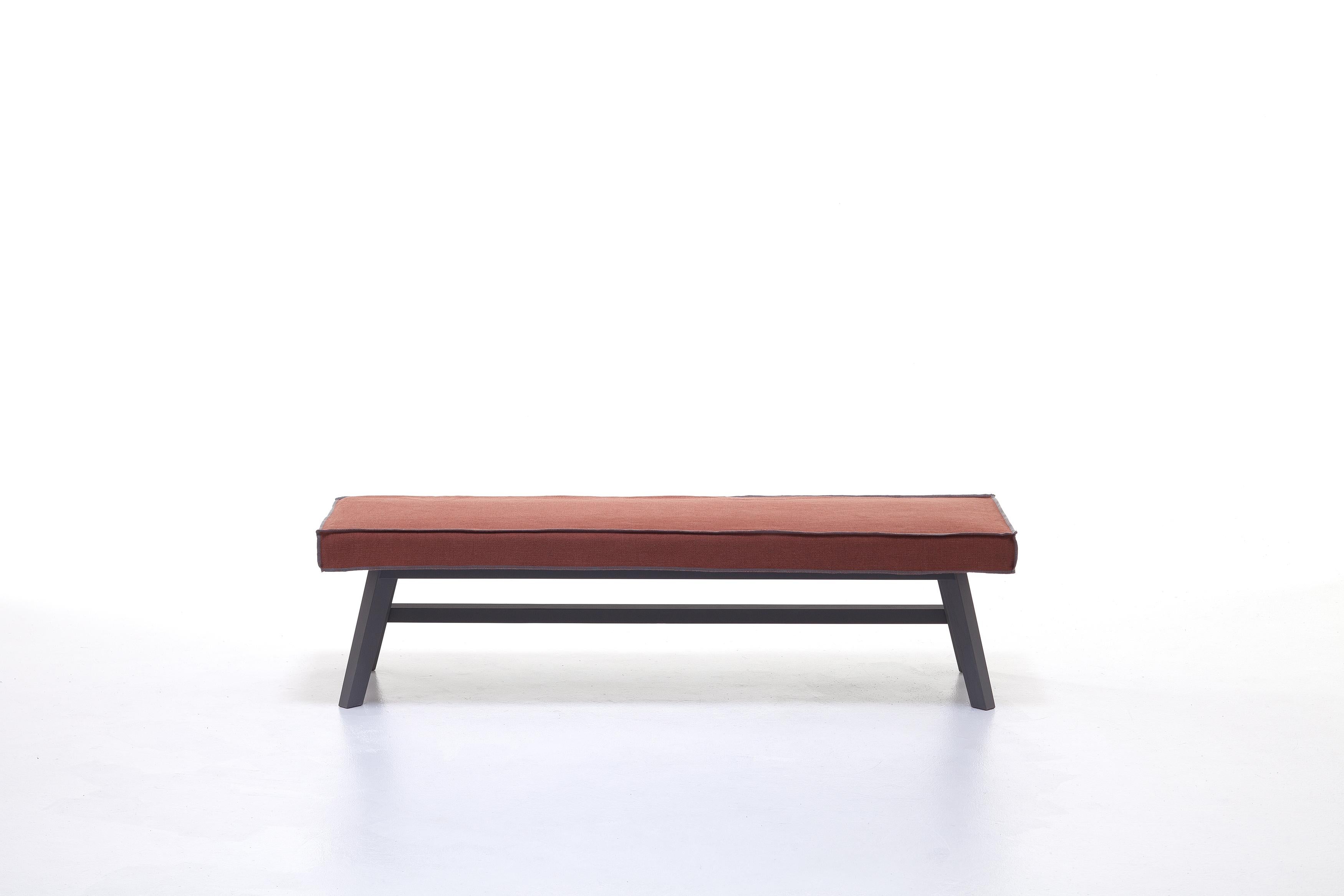 Classic and simple furniture, the Gray 15 bench has a padded seat in polyurethane foam, with a removable cover enriched by the visible stitching that further outlines the strong geometry of this product. The structure is in natural painted Canaletto