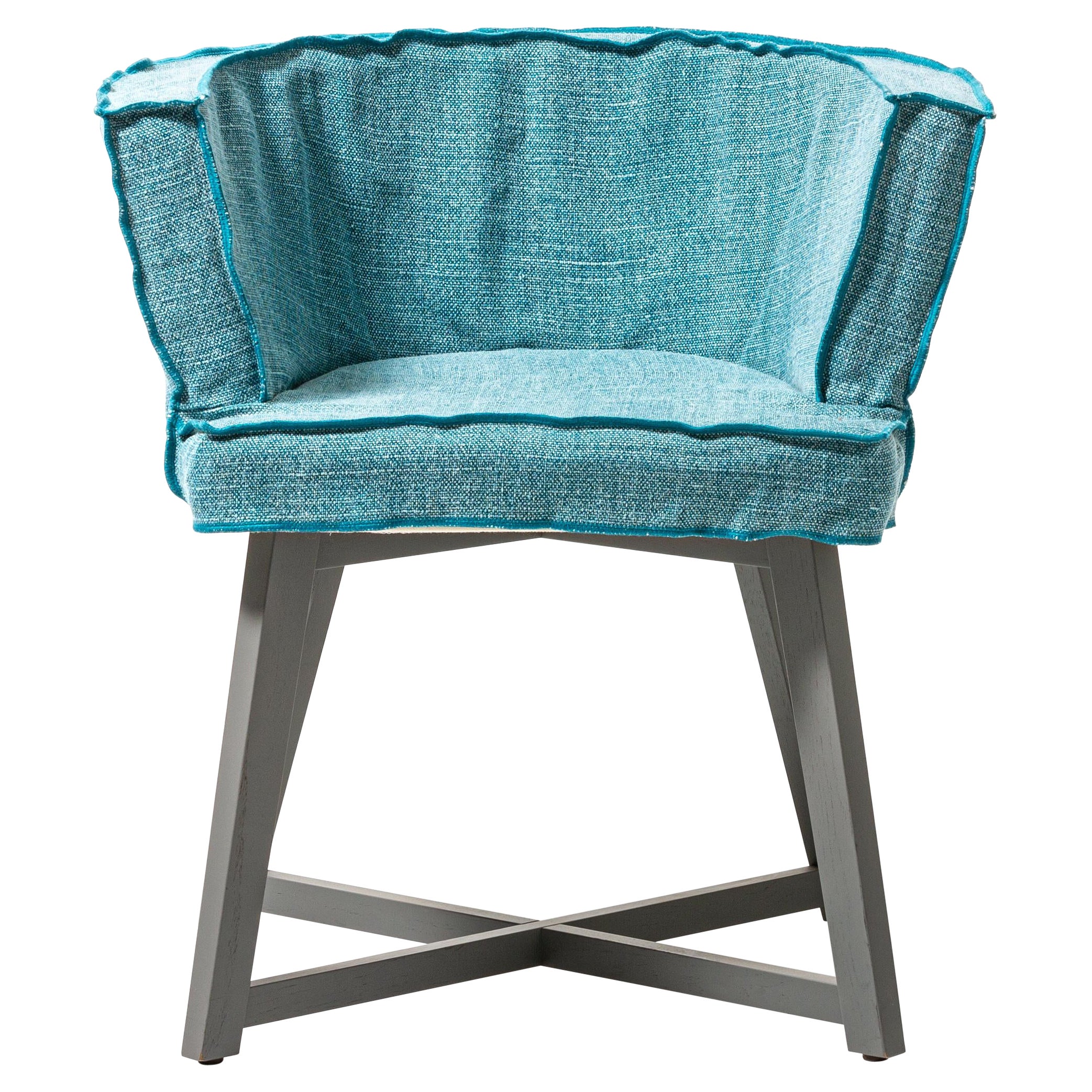 Fauteuil Gervasoni gris 26 avec pieds en chêne gris et tapisserie bleue de Paola Navone