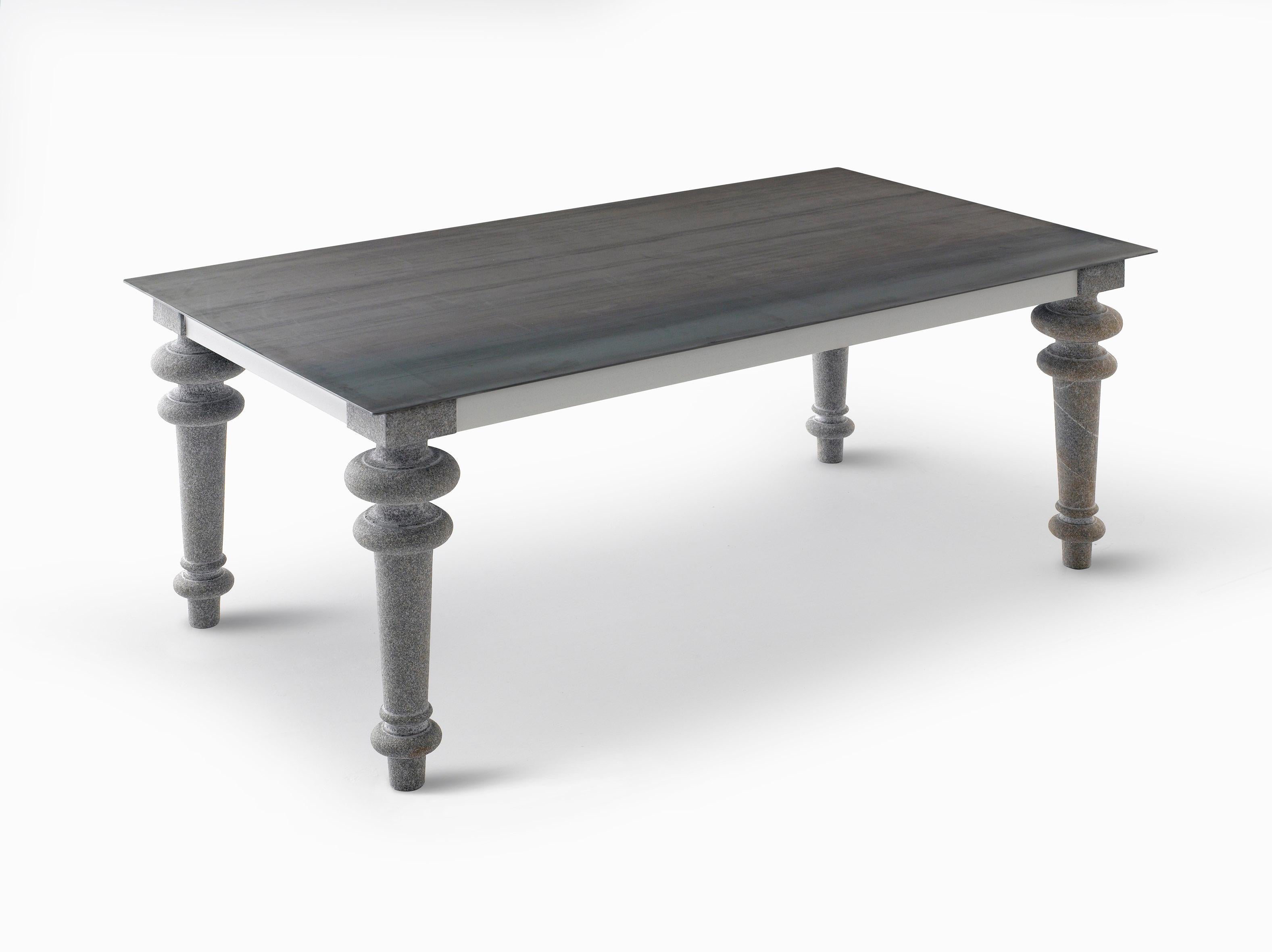 Vintage soul and contemporary design characterise the Gray 32/33/34/35 family of tables. Available in different sizes with a square or rectangular top, they feature different materials that combine to create multiple possibilities. The top with