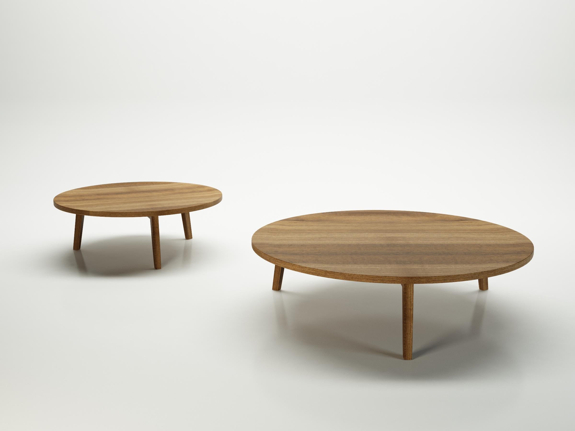 A family of three-legged coffee tables, Gray 46/46 R/49/49 R are characterised by a round top and clean and essential geometries. Available in two diameters, the top is available in solid walnut or oak. A peculiarity of these coffee tables is the